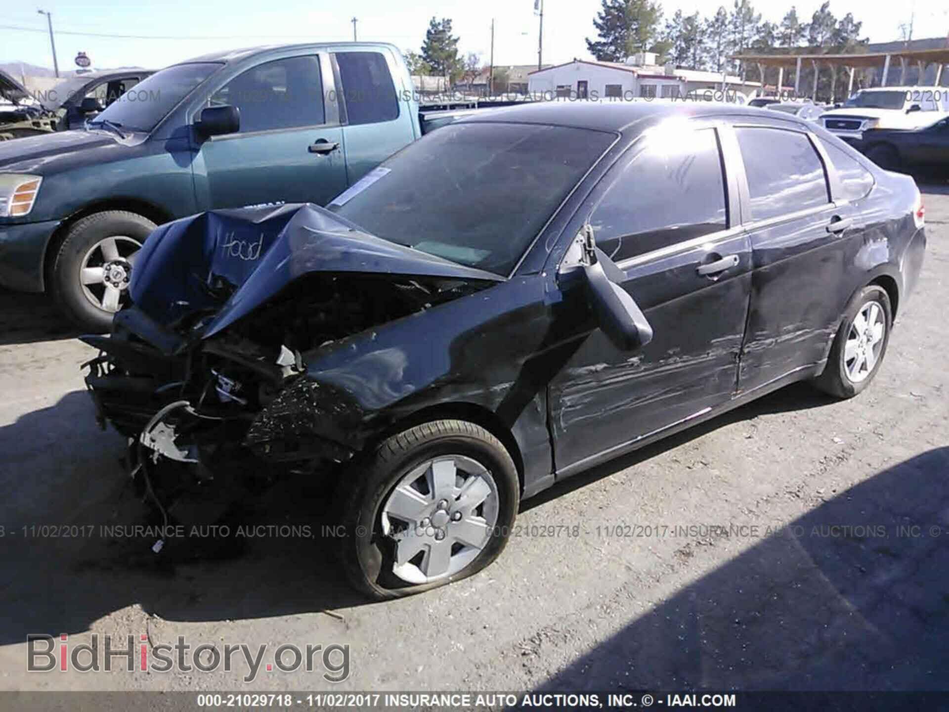 2011 Ford Focus - VIN: 1FAHP3EN4BW120104 - Фото 2