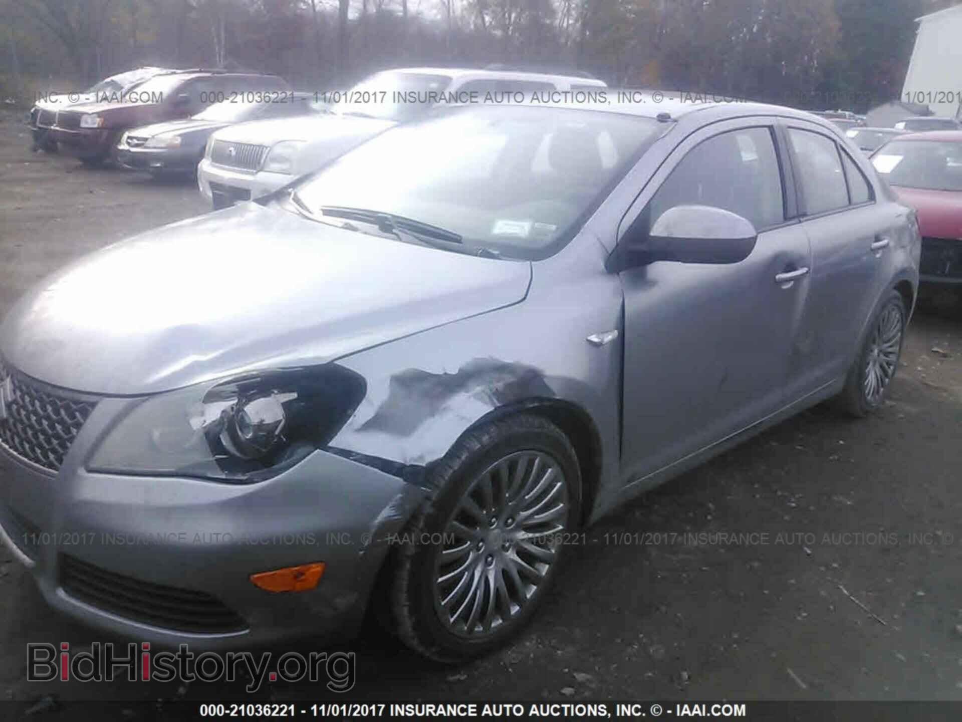 2011 Suzuki Kizashi - VIN: JS2RF9A35B6110003 - Photo 2