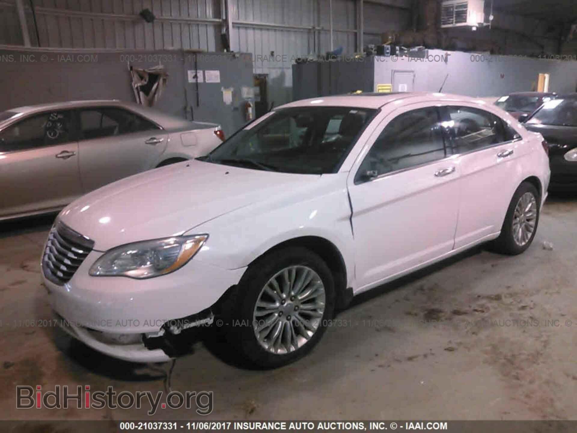 2011 Chrysler 200 - VIN: 1C3BC2FB1BN571821 - Фото 2
