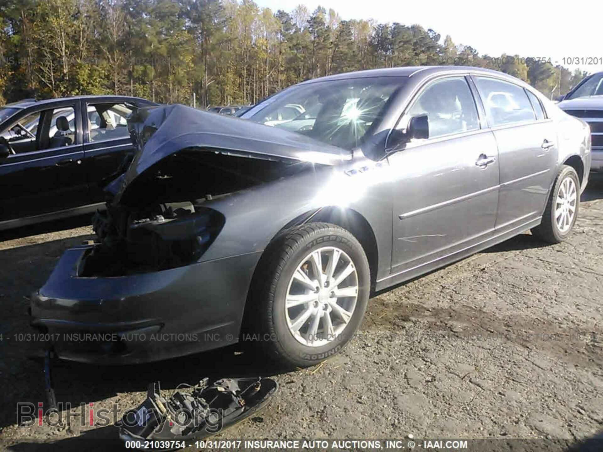 2011 Buick Lucerne - VIN: 1G4HC5EM7BU147183 - Photo 2