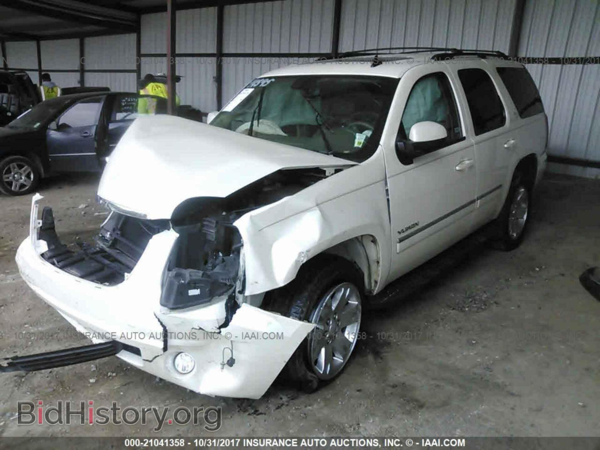 2011 Gmc Yukon - VIN: 1GKS1CE04BR397795 - Photo 2