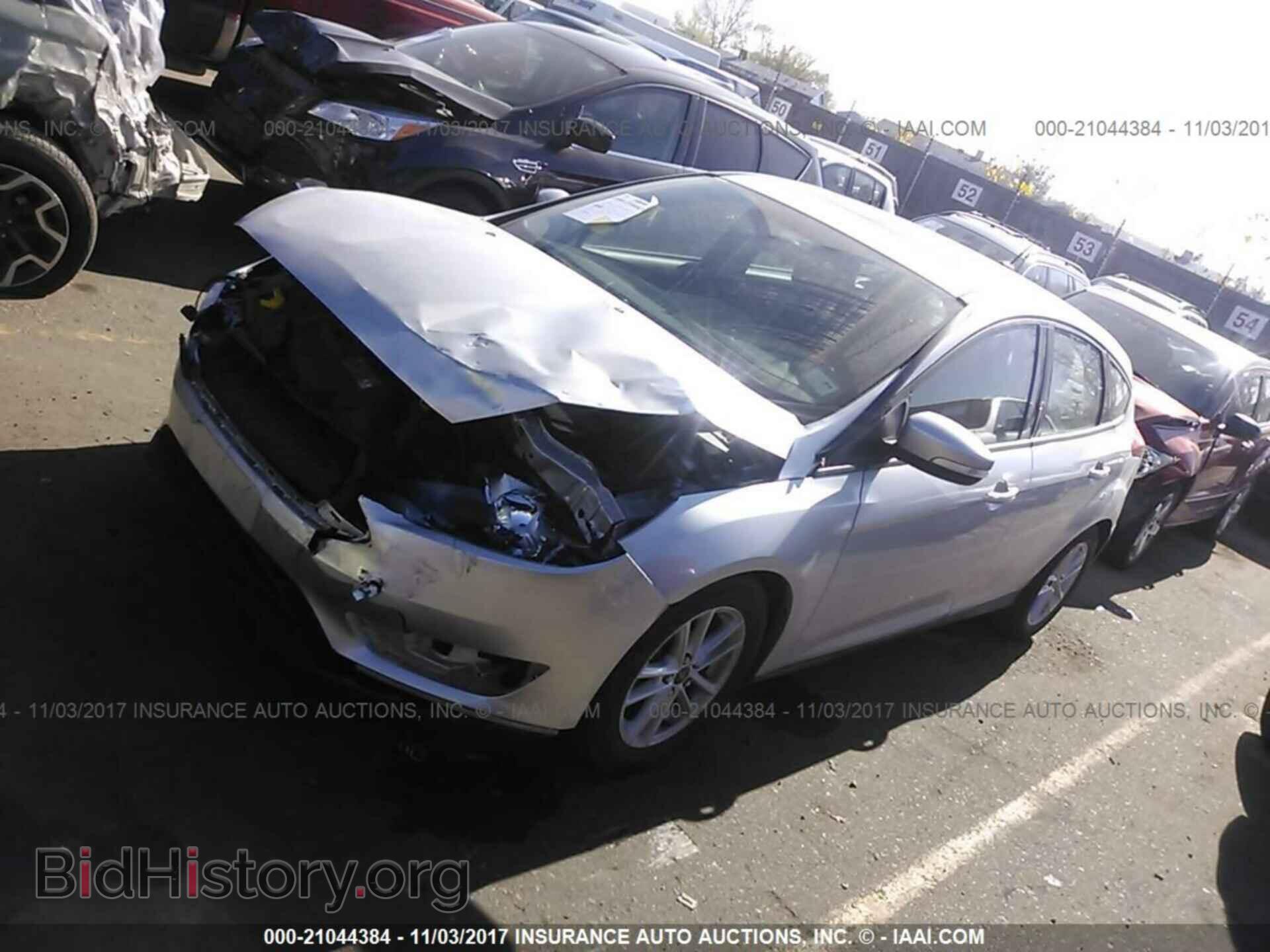 2016 Ford Focus - VIN: 1FADP3K25GL204711 - Photo 2