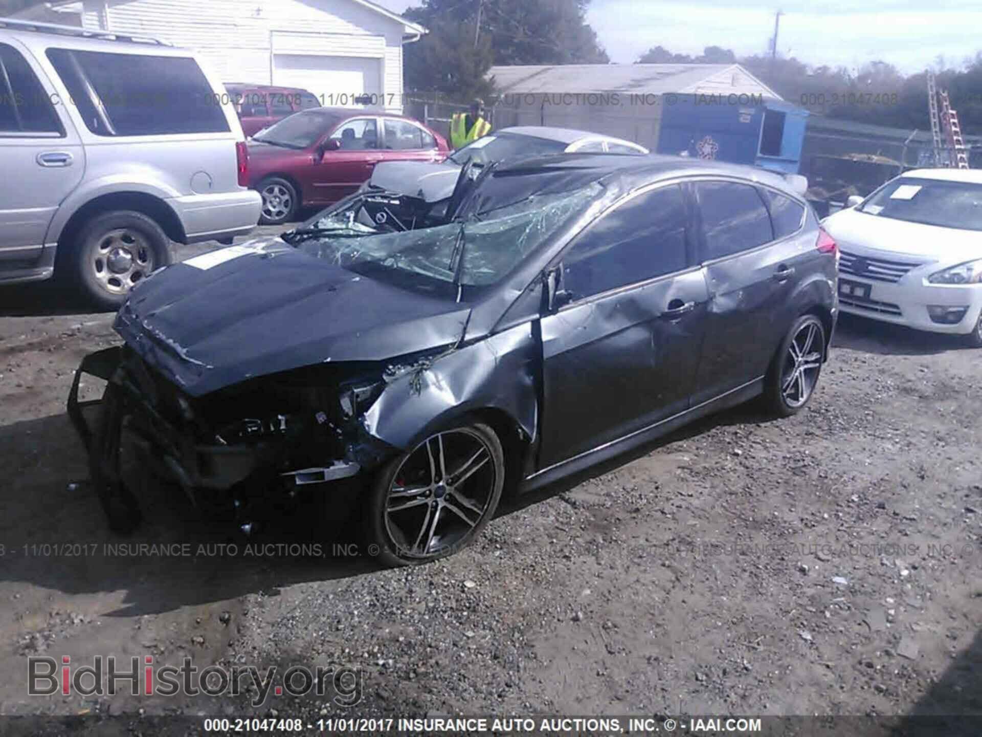 2017 Ford Focus - VIN: 1FADP3L90HL256440 - Photo 2