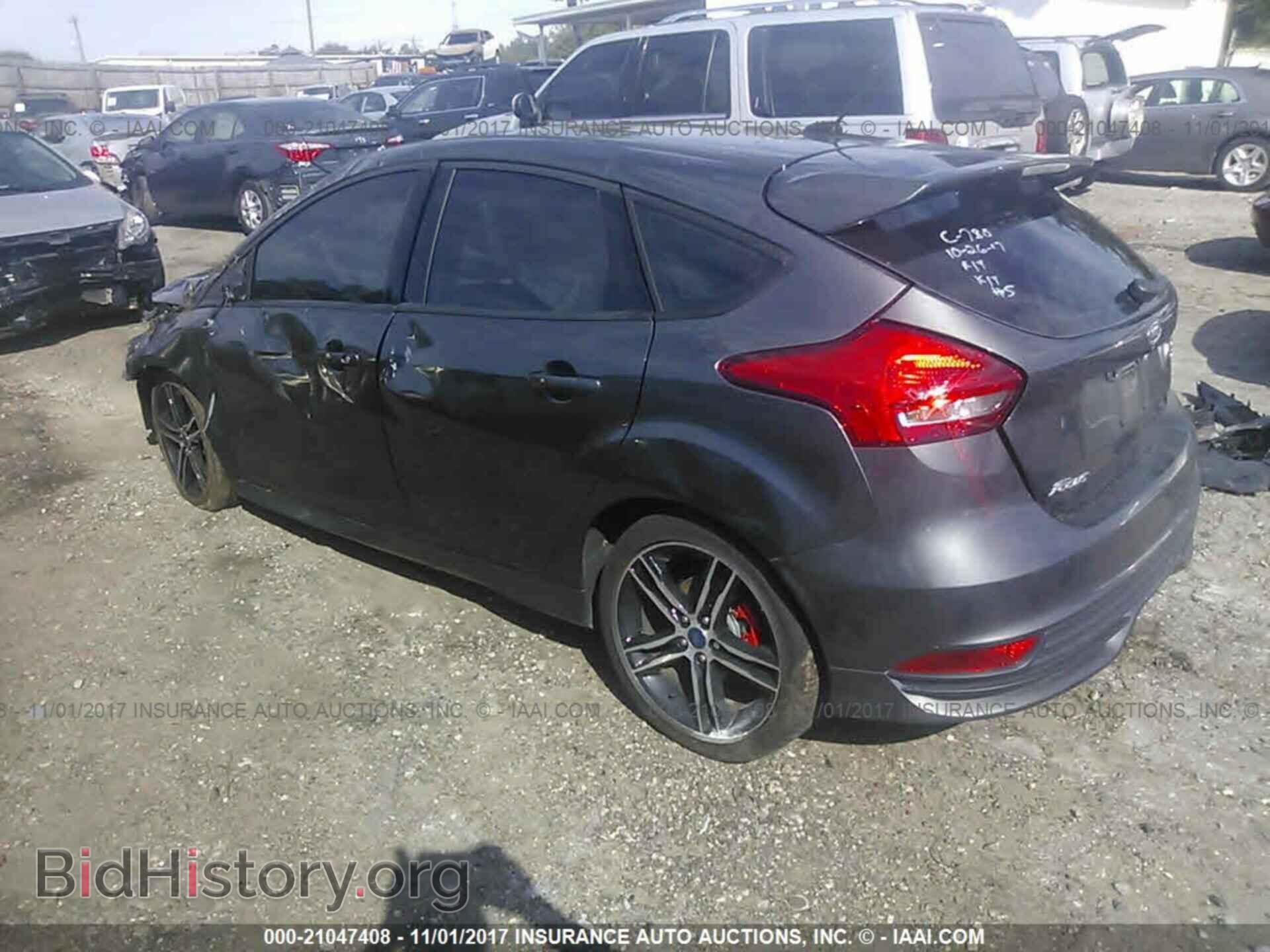 2017 Ford Focus - VIN: 1FADP3L90HL256440 - Photo 3
