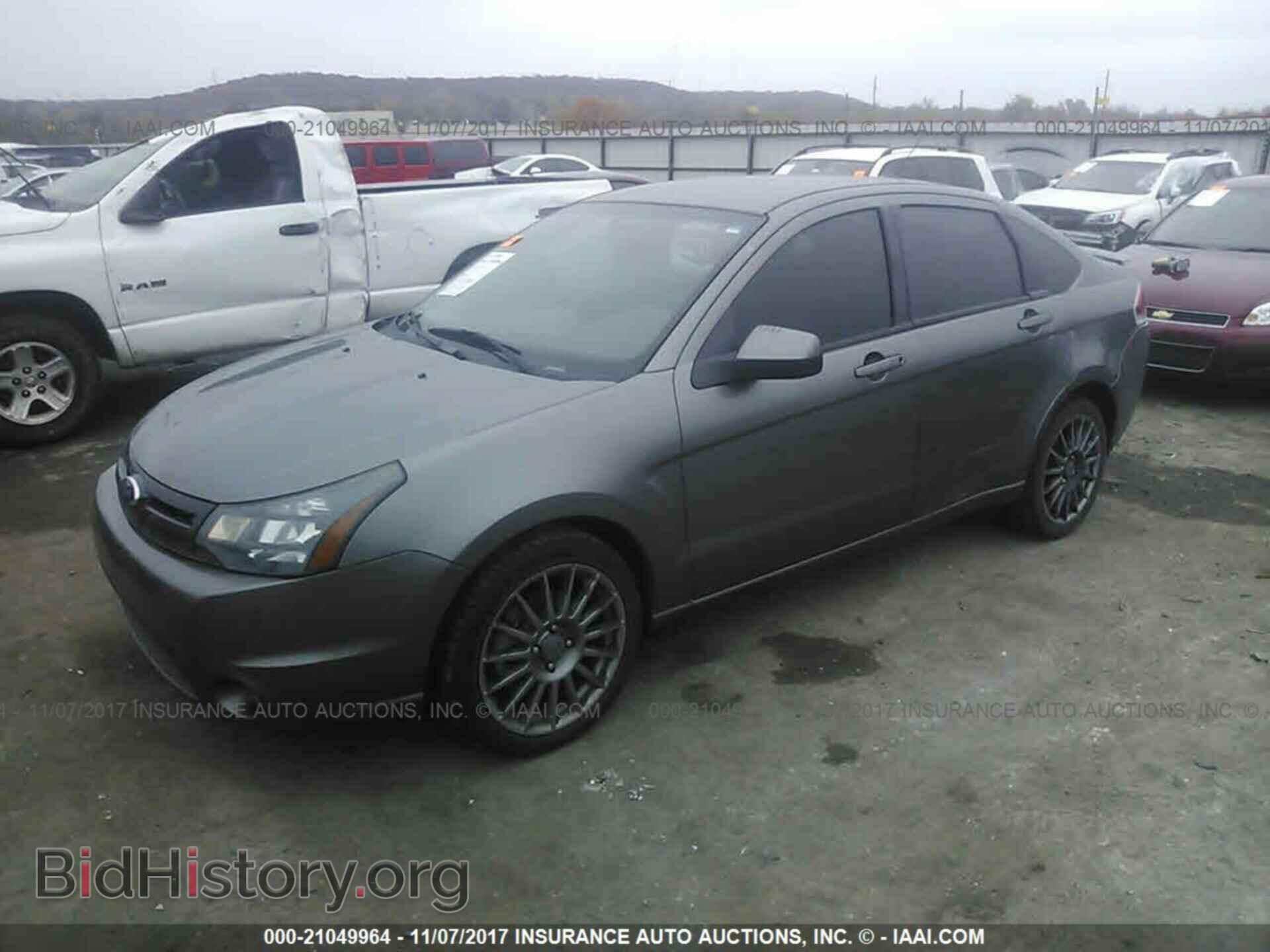 2011 Ford Focus - VIN: 1FAHP3GN1BW166101 - Фото 2