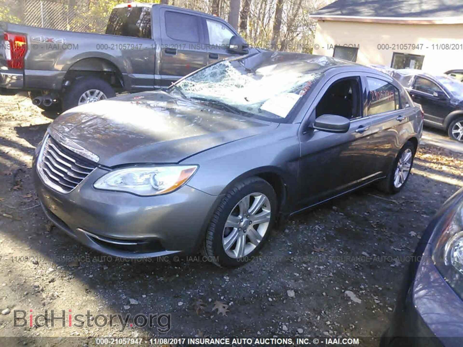 2013 Chrysler 200 - VIN: 1C3CCBAB4DN698173 - Фото 2