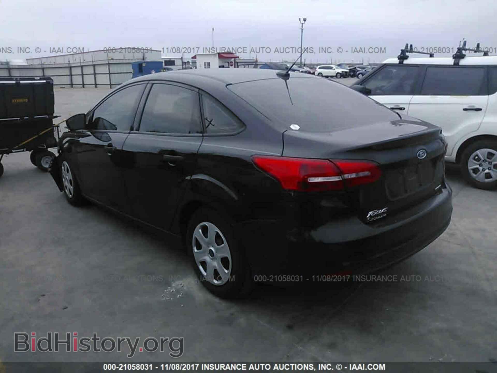 2015 Ford Focus - VIN: 1FADP3E26FL323376 - Photo 3