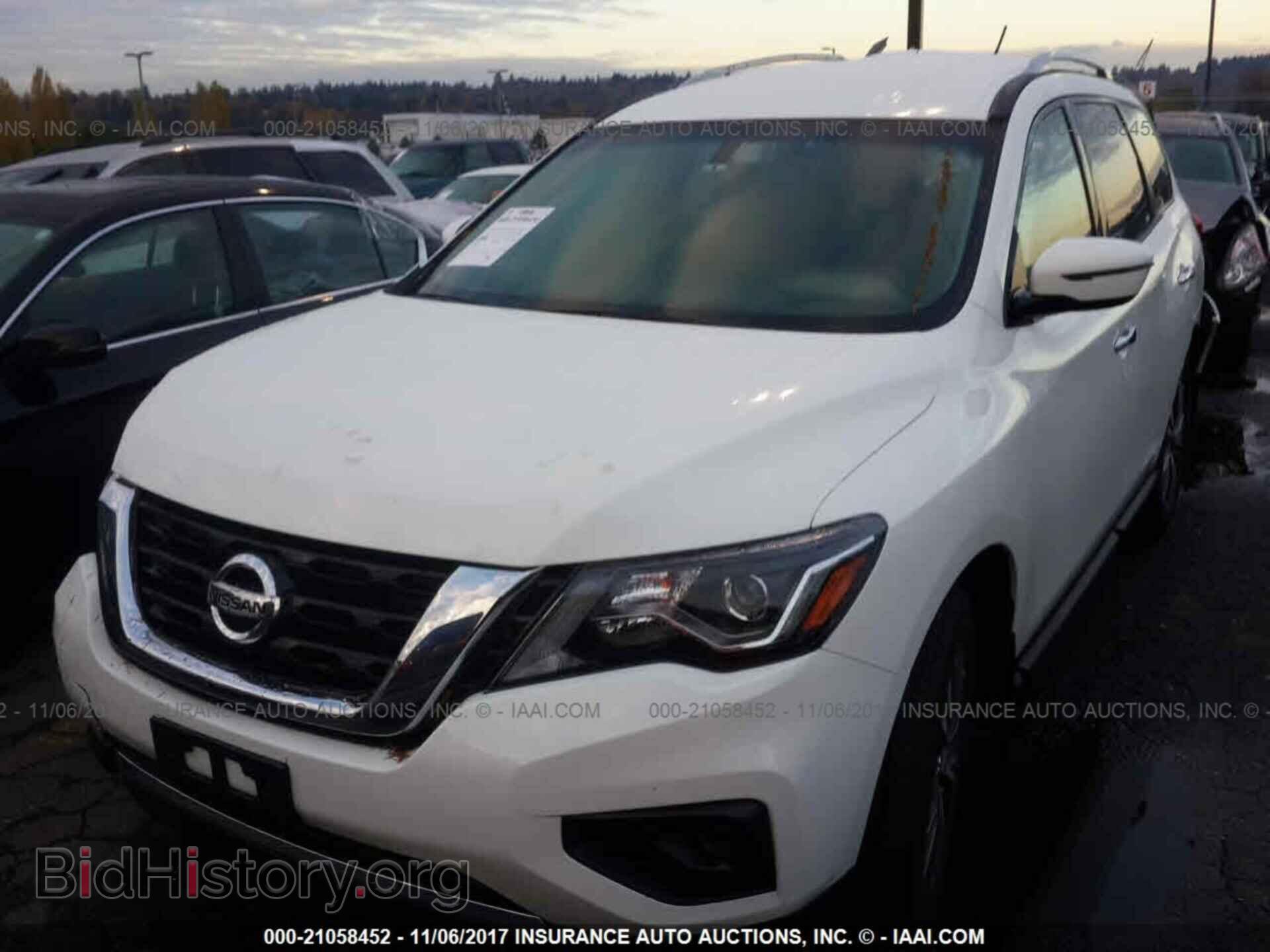 2017 Nissan Pathfinder - VIN: 5N1DR2MM7HC672191 - Фото 2