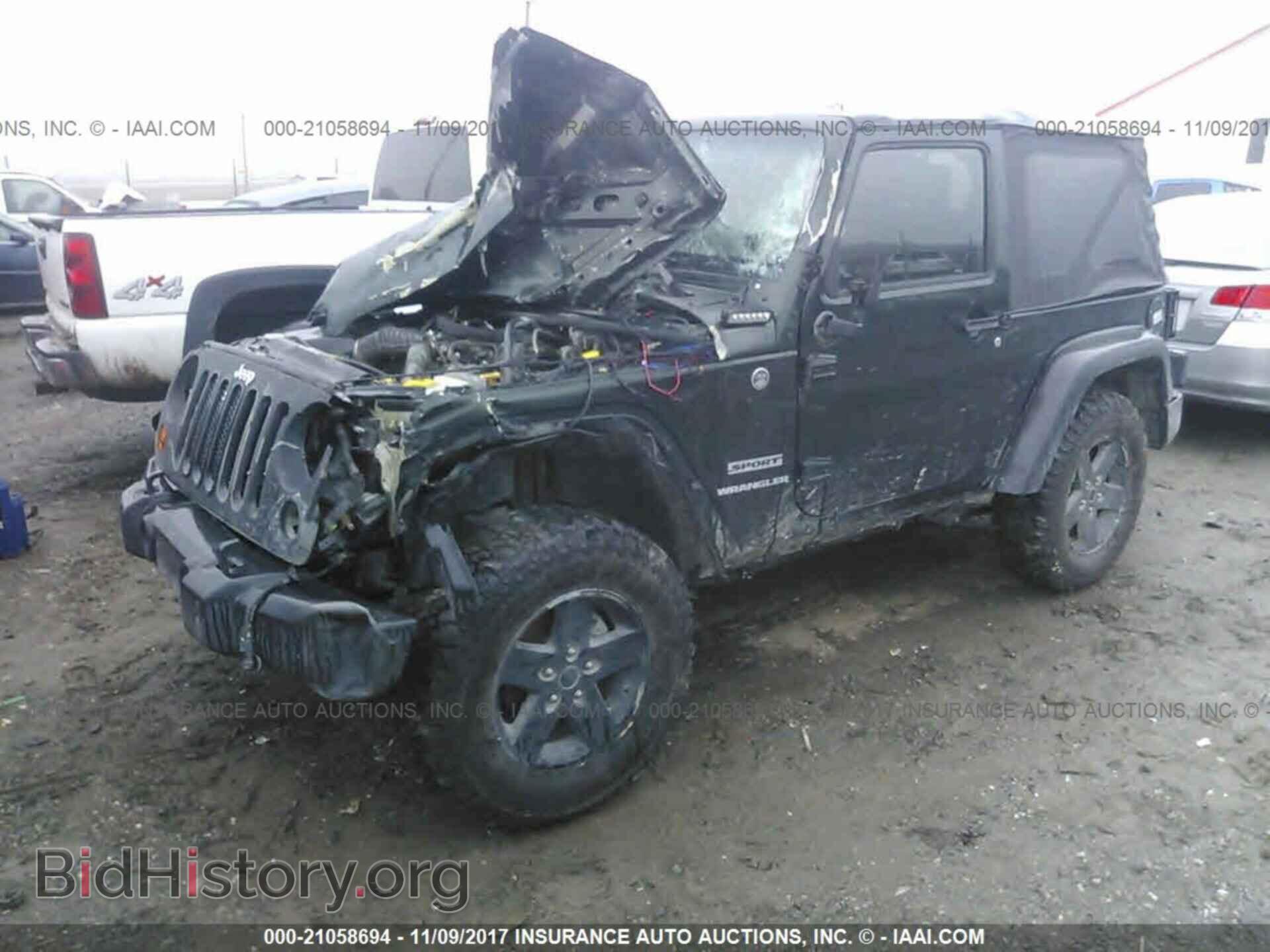 2011 Jeep Wrangler - VIN: 1J4AA2D13BL518535 - Фото 2