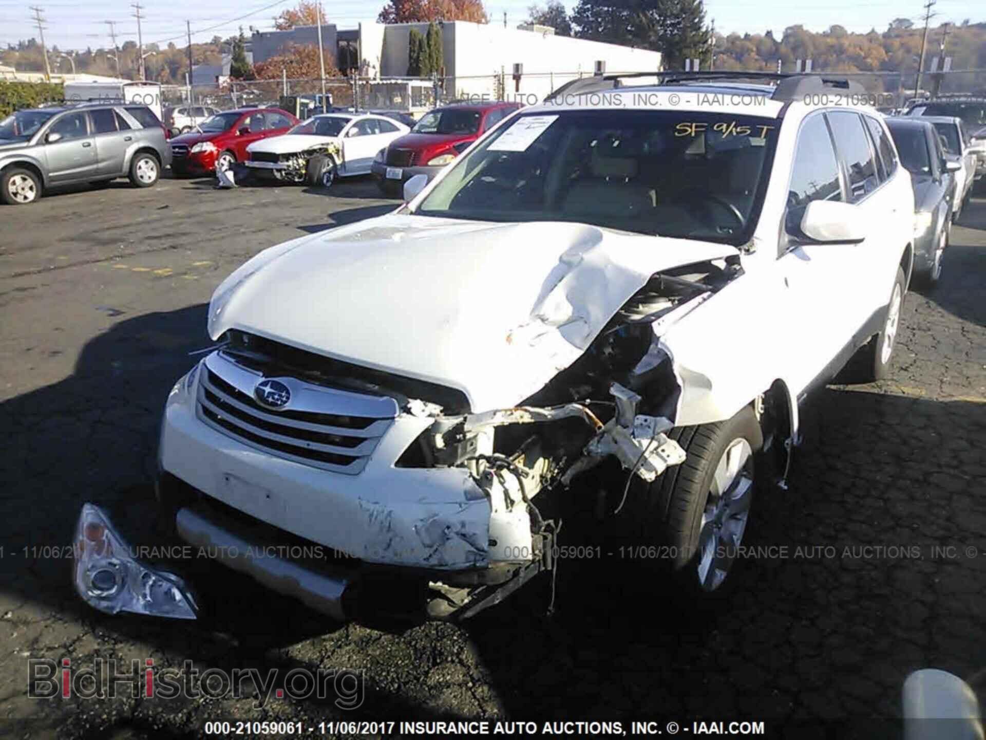 2011 Subaru Outback - VIN: 4S4BRBKC6B3358556 - Фото 2