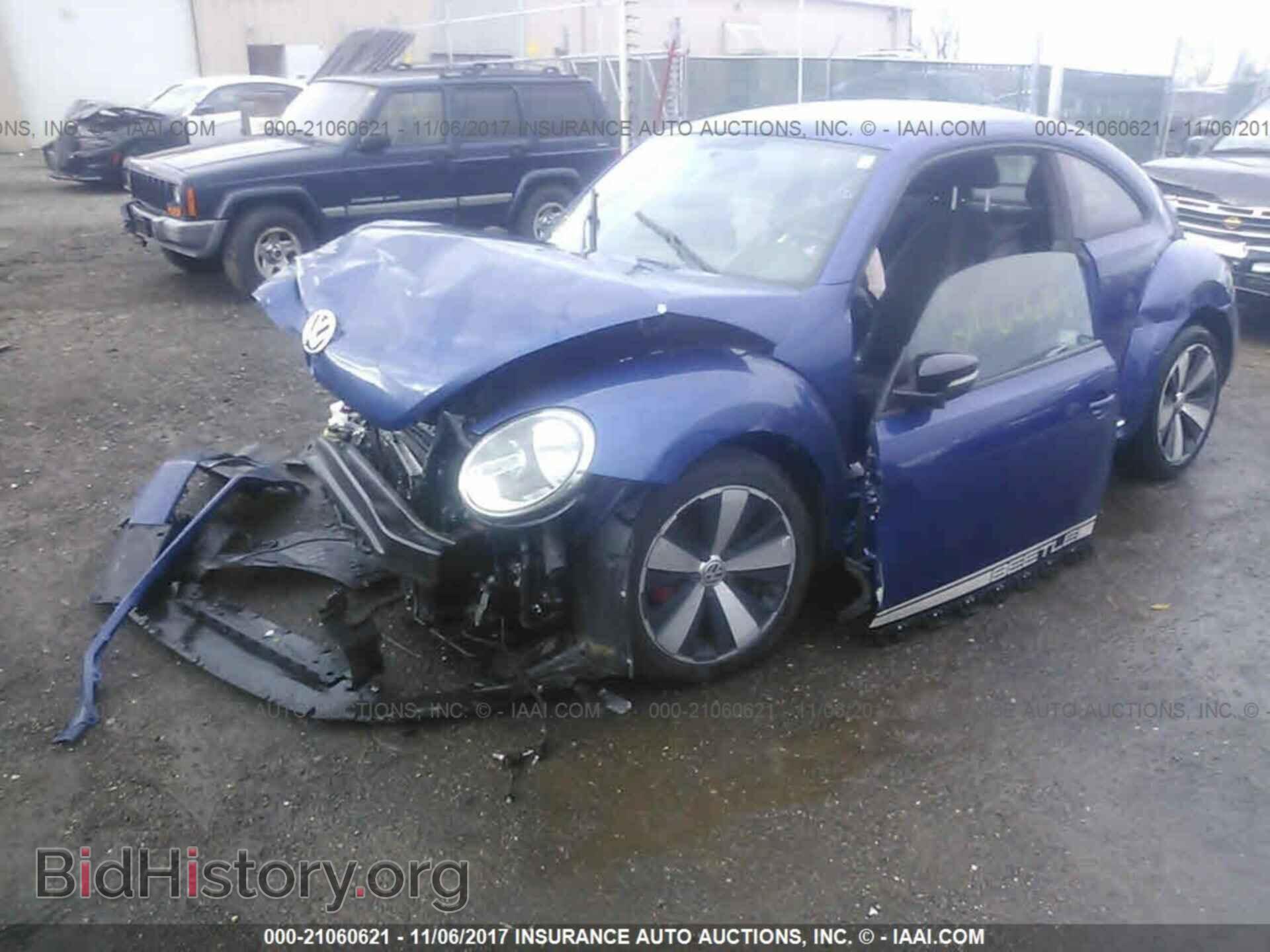 2012 Volkswagen Beetle - VIN: 3VWVA7AT1CM618155 - Фото 2