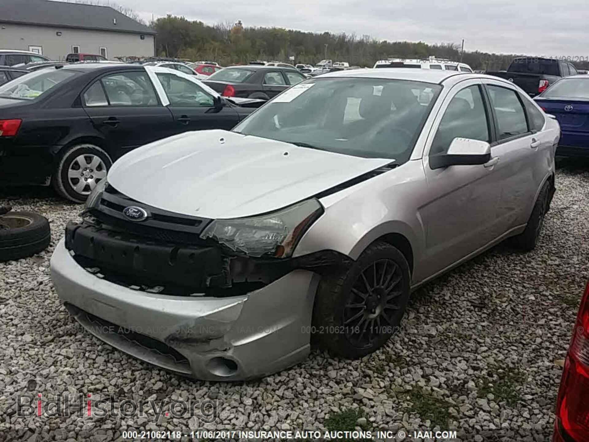 2011 Ford Focus - VIN: 1FAHP3GN8BW134004 - Photo 2