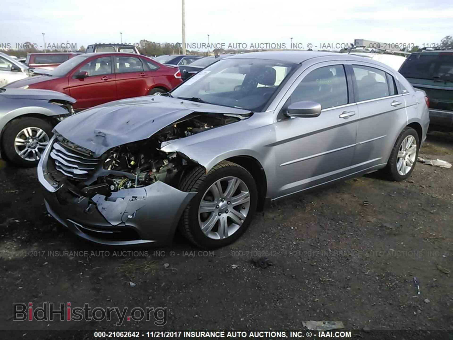 2013 Chrysler 200 - VIN: 1C3CCBBBXDN714682 - Фото 2