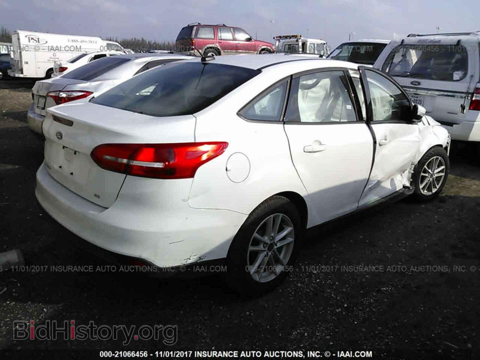 2017 Ford Focus - VIN: 1FADP3F26HL216328 - Photo 4