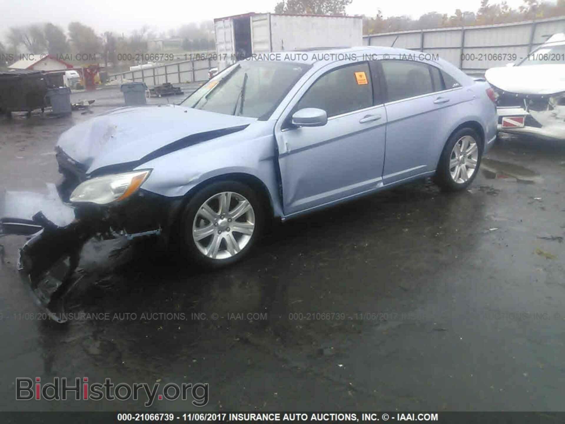 2013 Chrysler 200 - VIN: 1C3CCBBB0DN657098 - Photo 2
