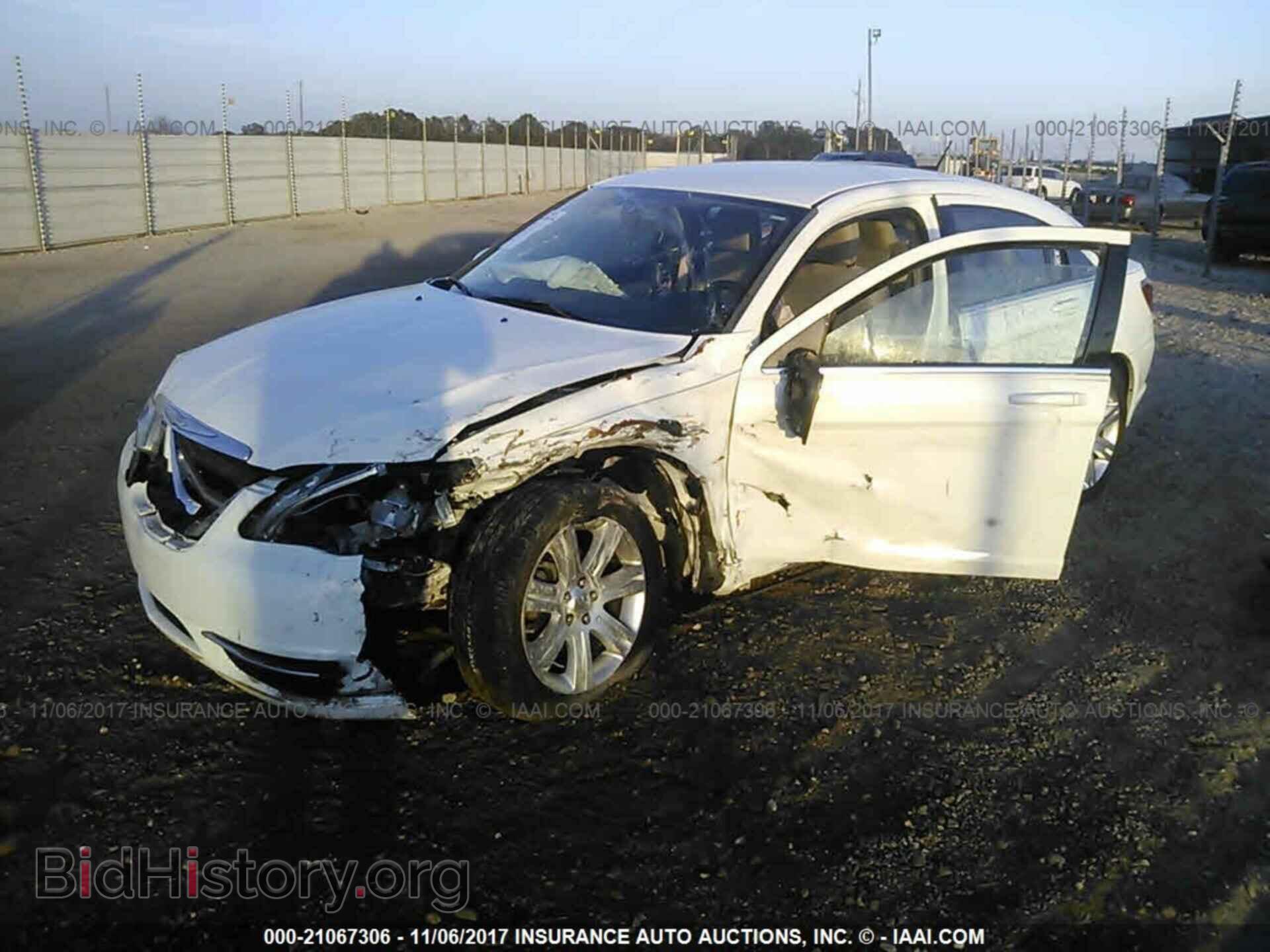 2013 Chrysler 200 - VIN: 1C3CCBBB8DN512648 - Фото 2