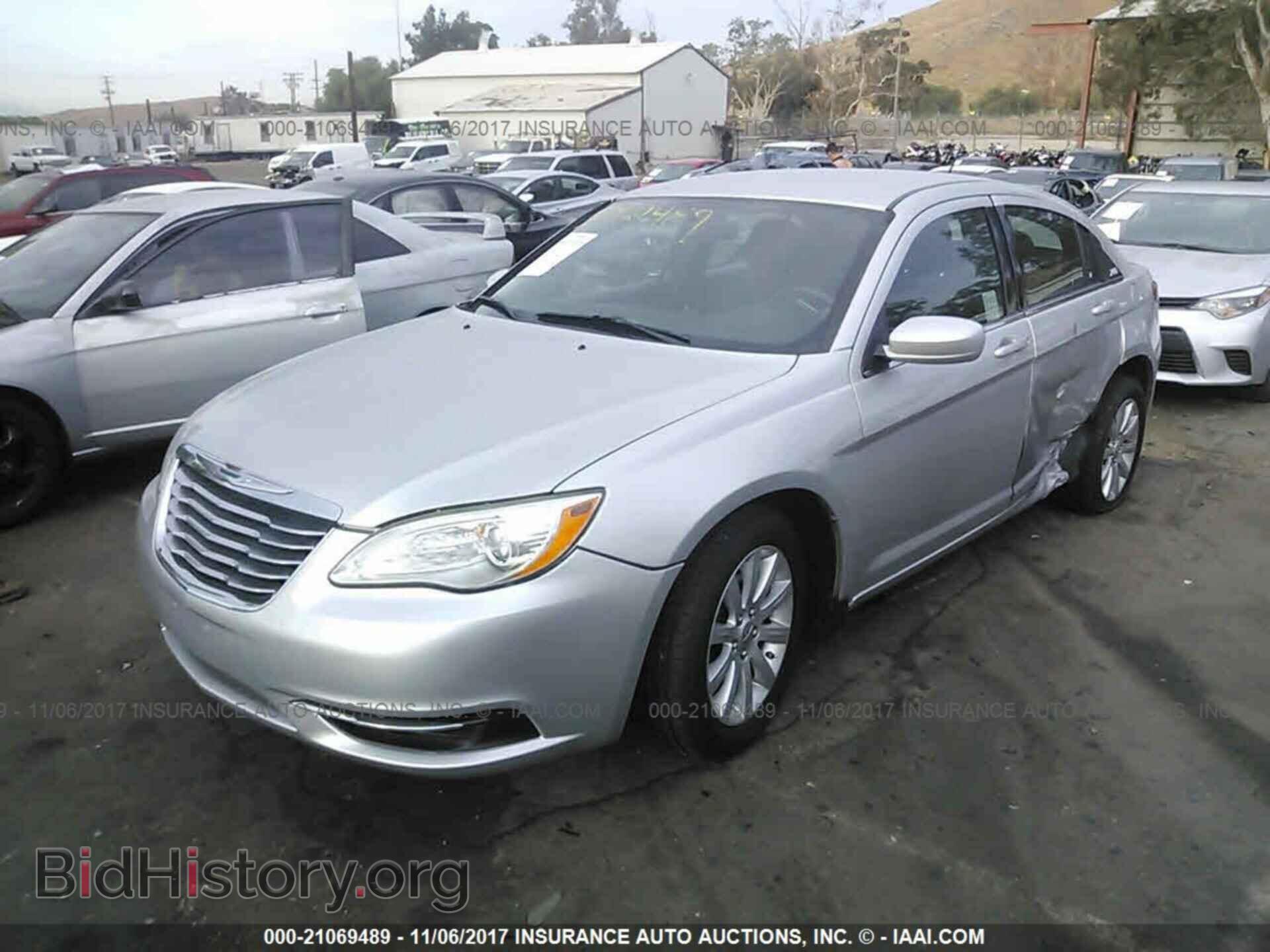 2011 Chrysler 200 - VIN: 1C3BC1FB6BN565975 - Фото 2
