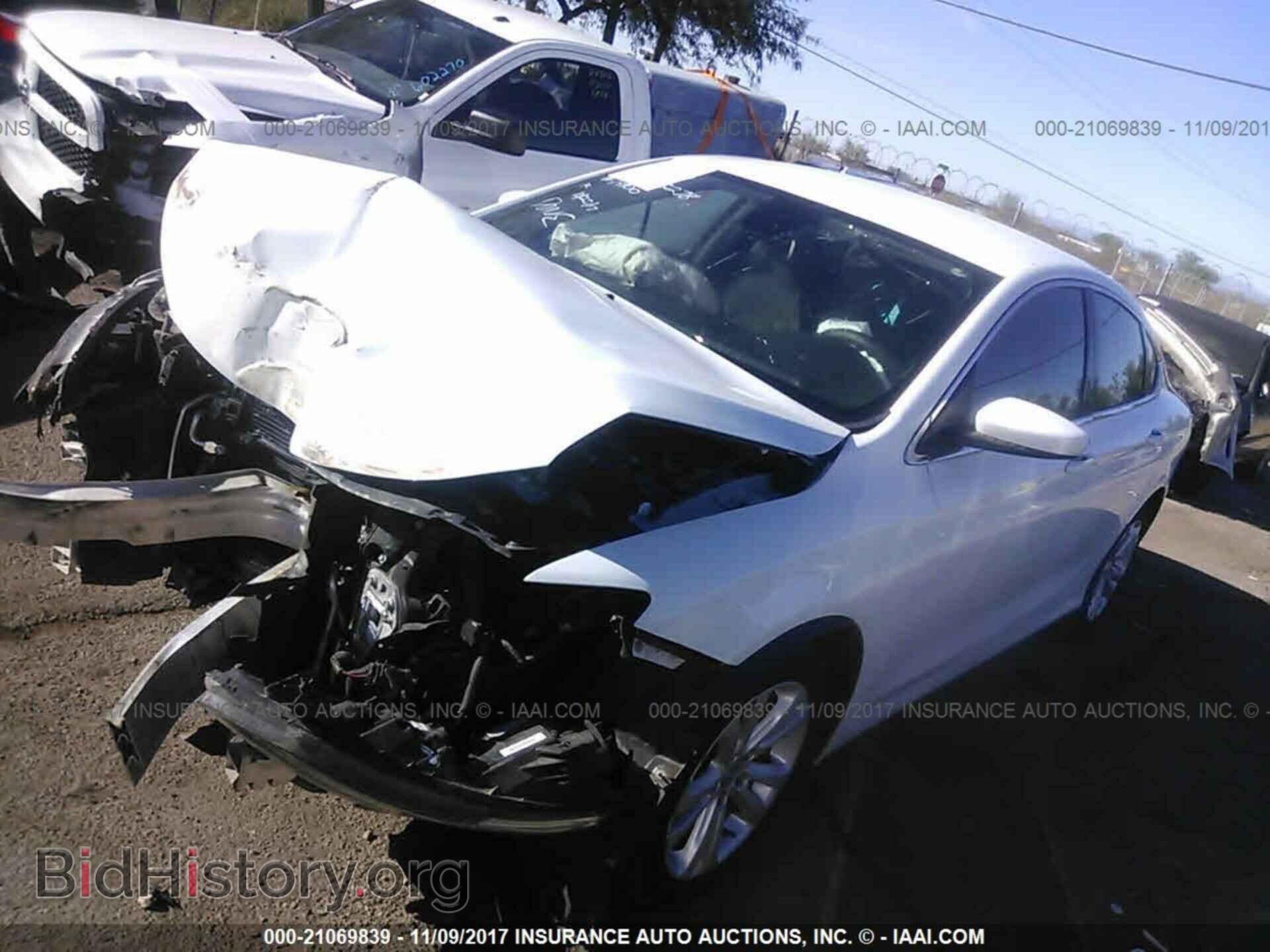 2016 Chrysler 200 - VIN: 1C3CCCAB6GN153442 - Photo 2