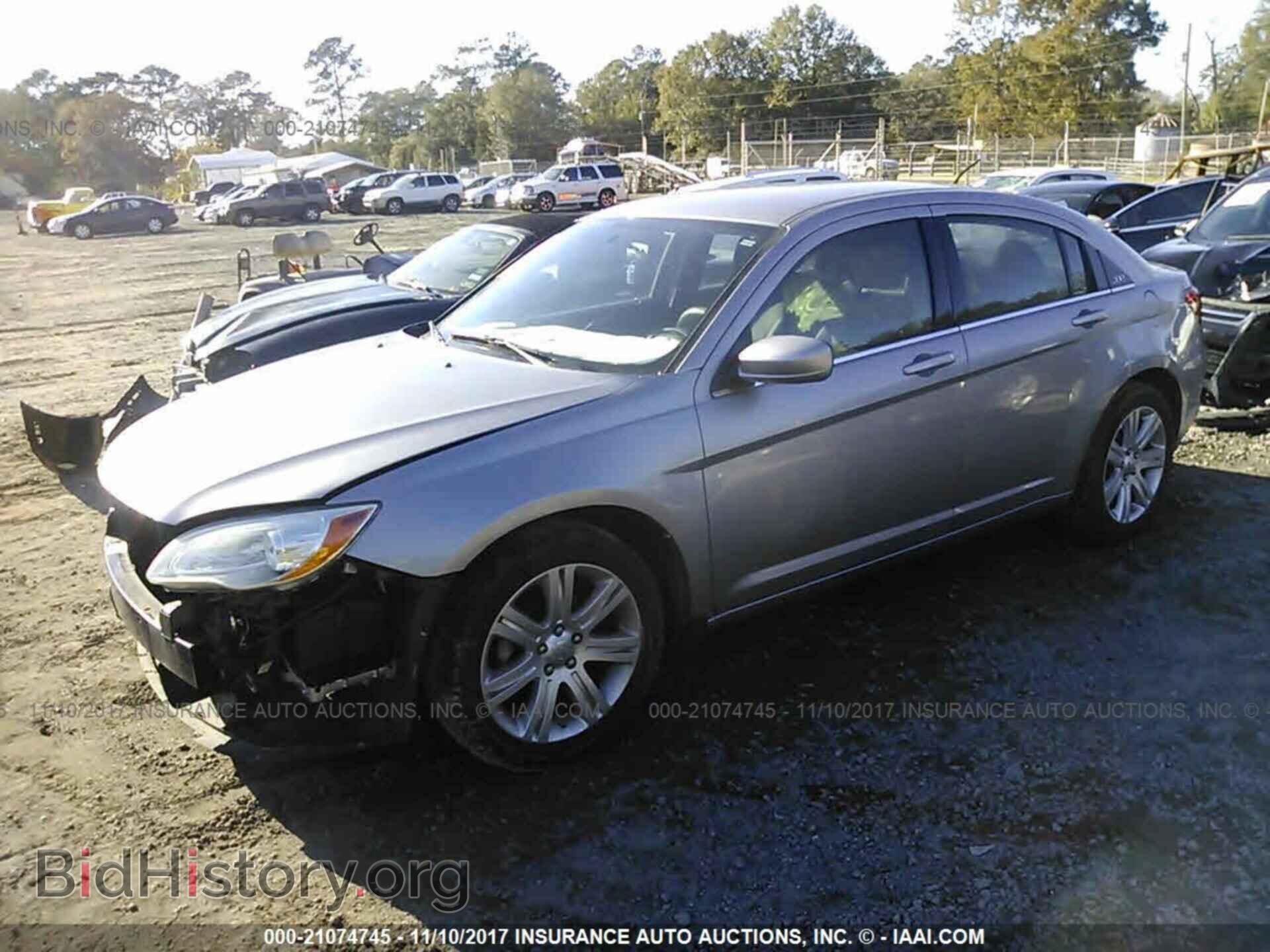 2013 Chrysler 200 - VIN: 1C3CCBAB1DN639923 - Фото 2