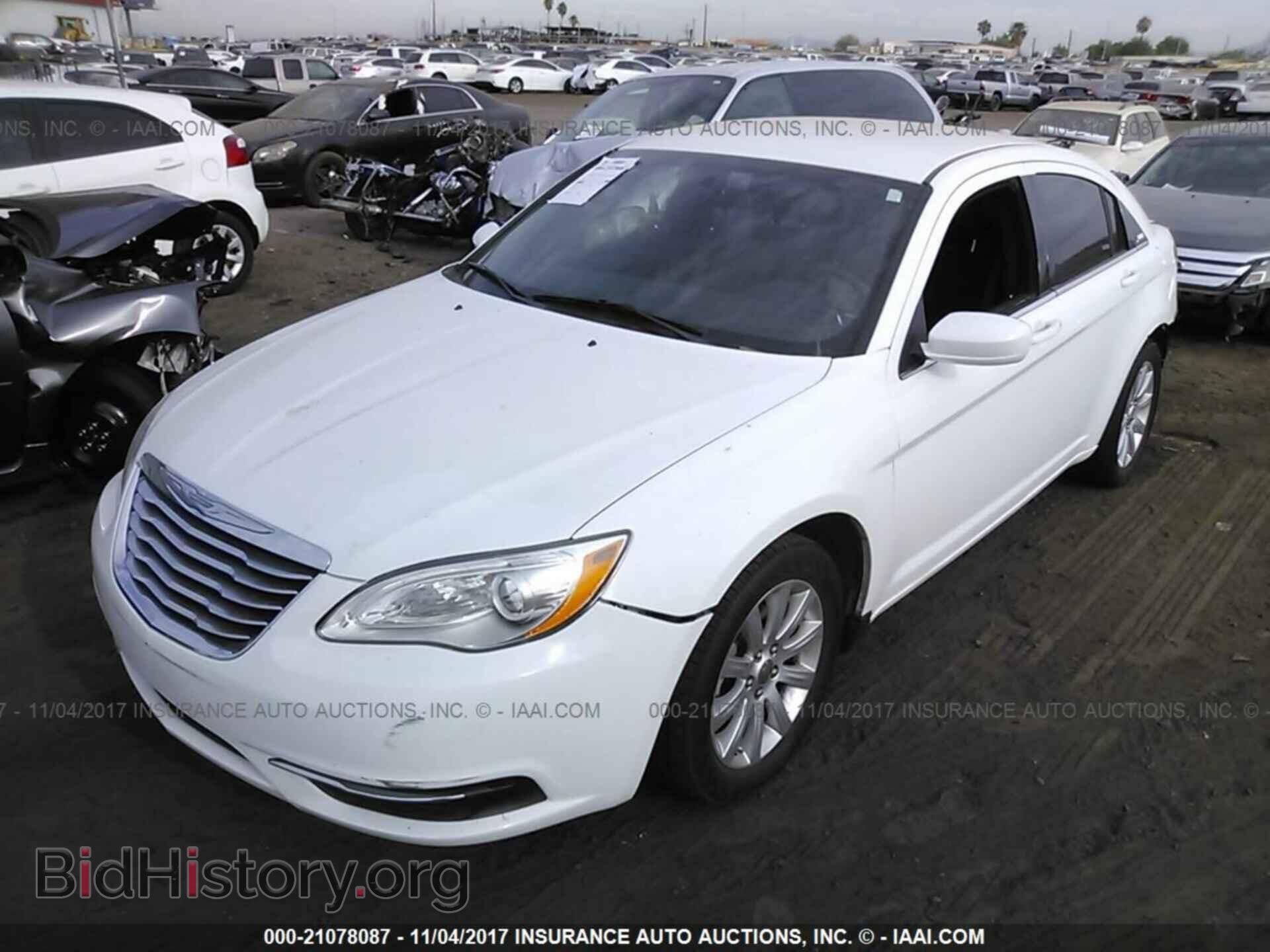 2013 Chrysler 200 - VIN: 1C3CCBBB9DN652854 - Фото 2