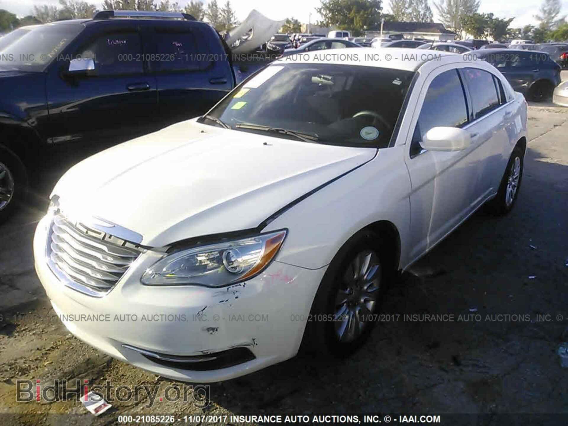 2013 Chrysler 200 - VIN: 1C3CCBAB4DN606611 - Фото 2