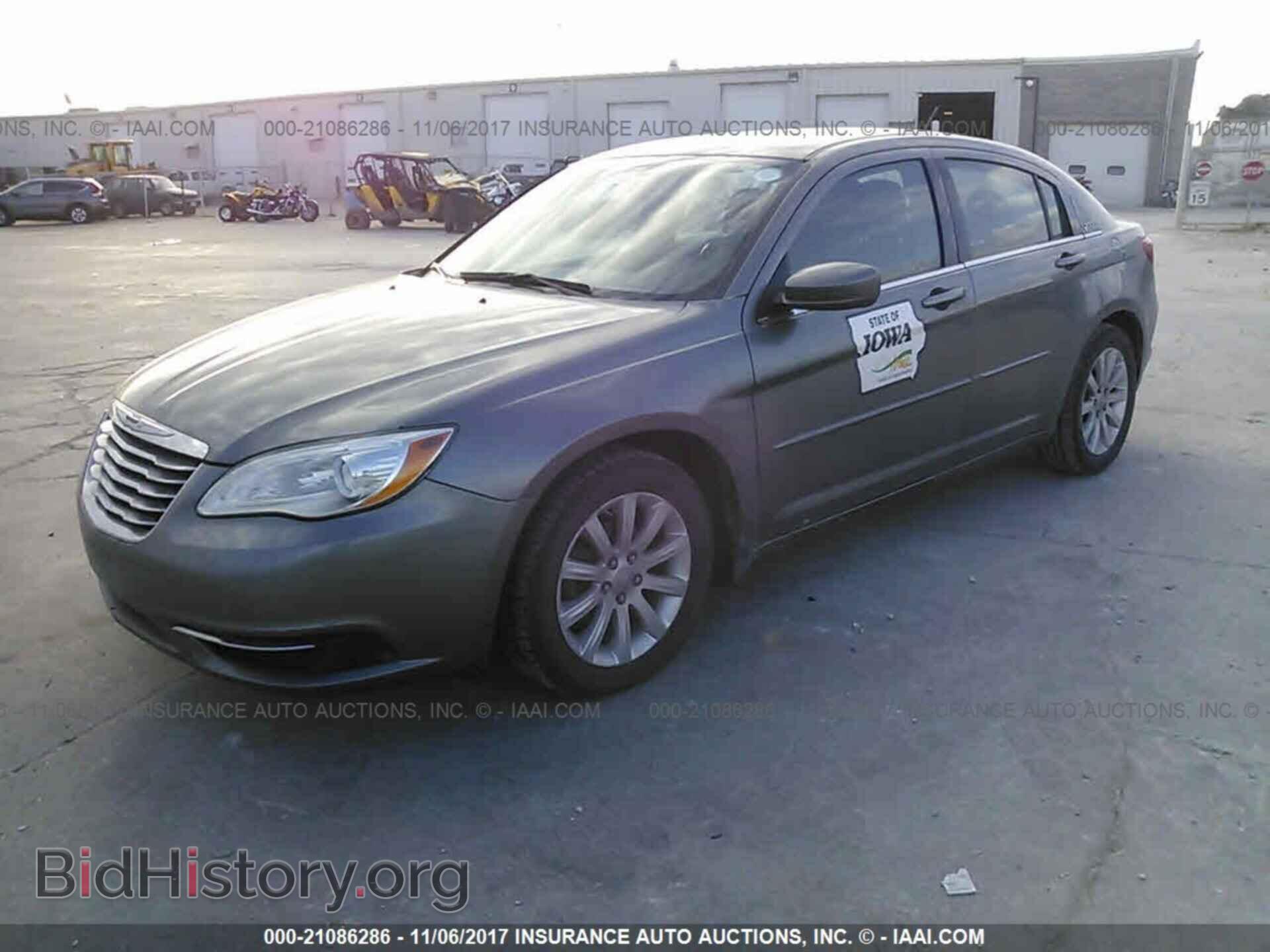 2013 Chrysler 200 - VIN: 1C3CCBBG5DN715329 - Фото 2
