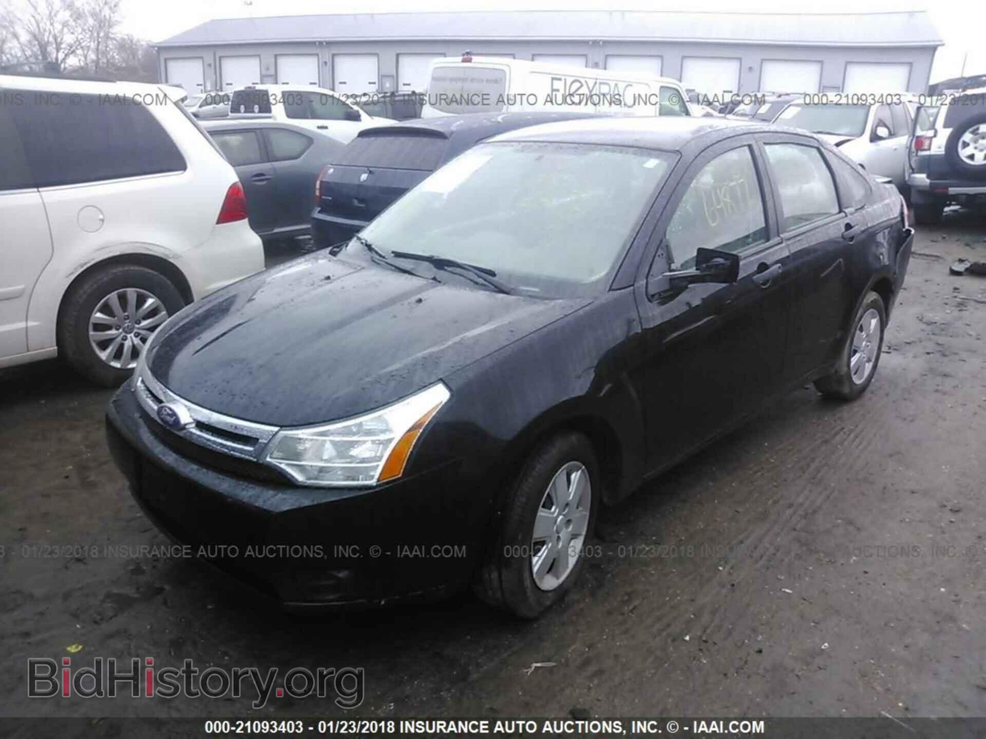 2011 Ford Focus - VIN: 1FAHP3EN5BW129720 - Фото 2