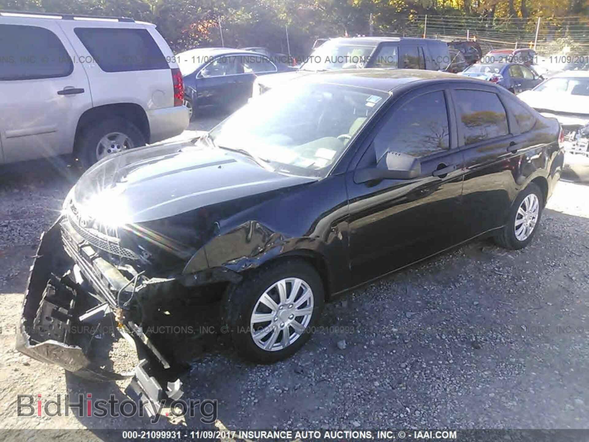 2011 Ford Focus - VIN: 1FAHP3EN8BW132210 - Photo 2