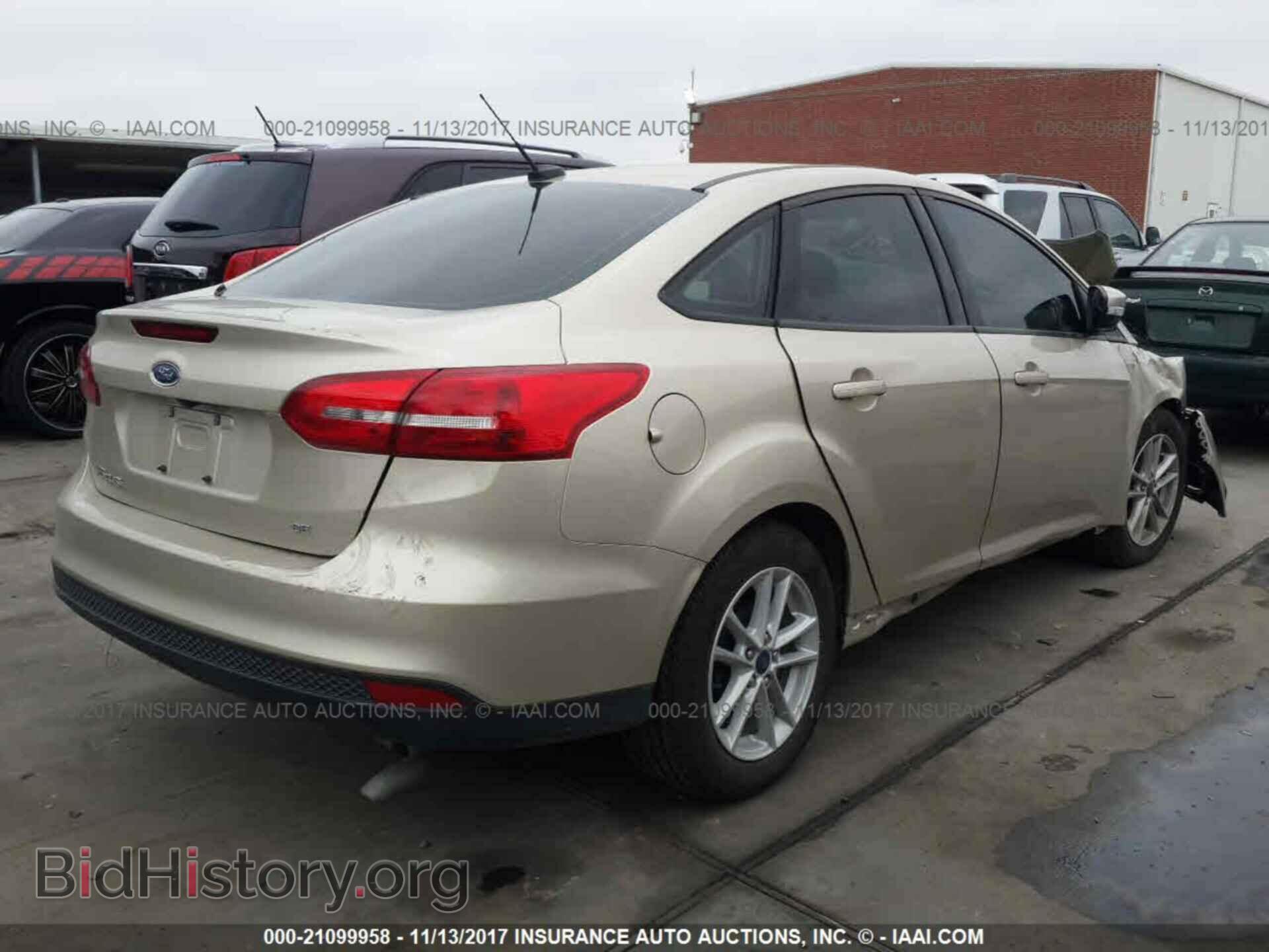 2017 Ford Focus - VIN: 1FADP3F20HL253827 - Photo 4