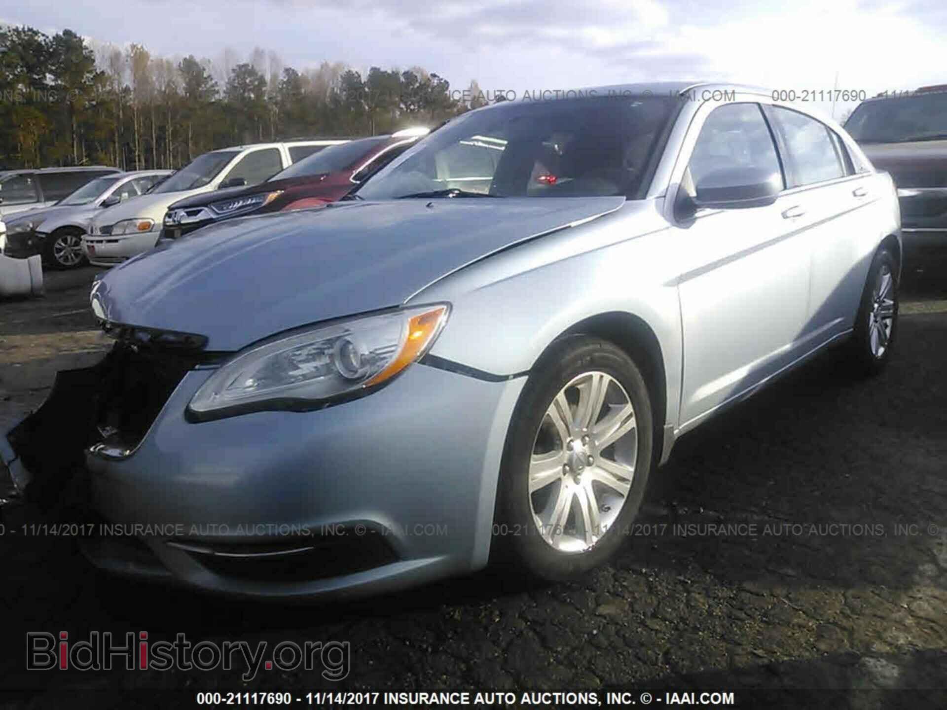2013 Chrysler 200 - VIN: 1C3CCBBB4DN593440 - Фото 2