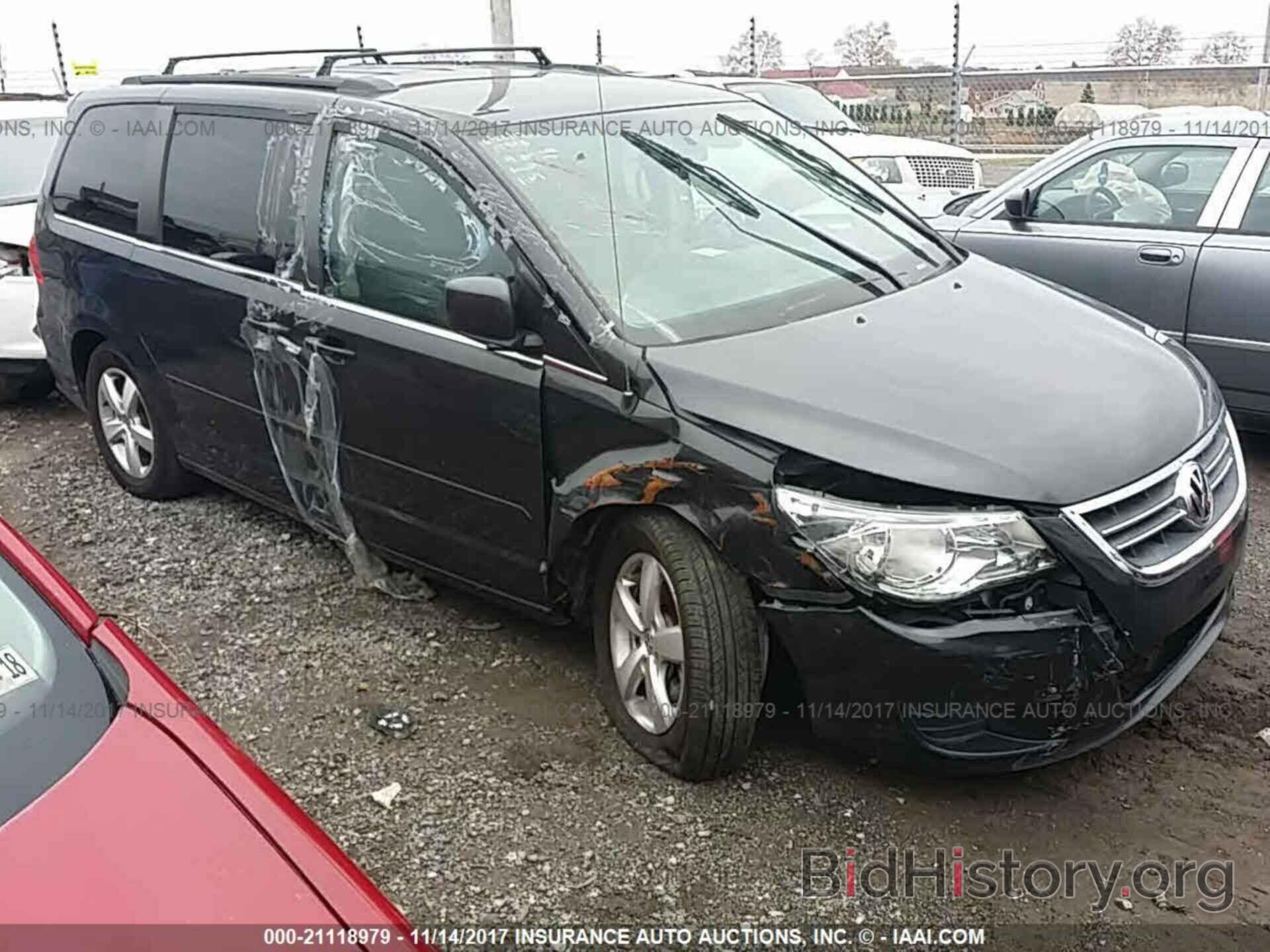 Photo 2V4RW3DG2BR767085 - Volkswagen Routan 2011