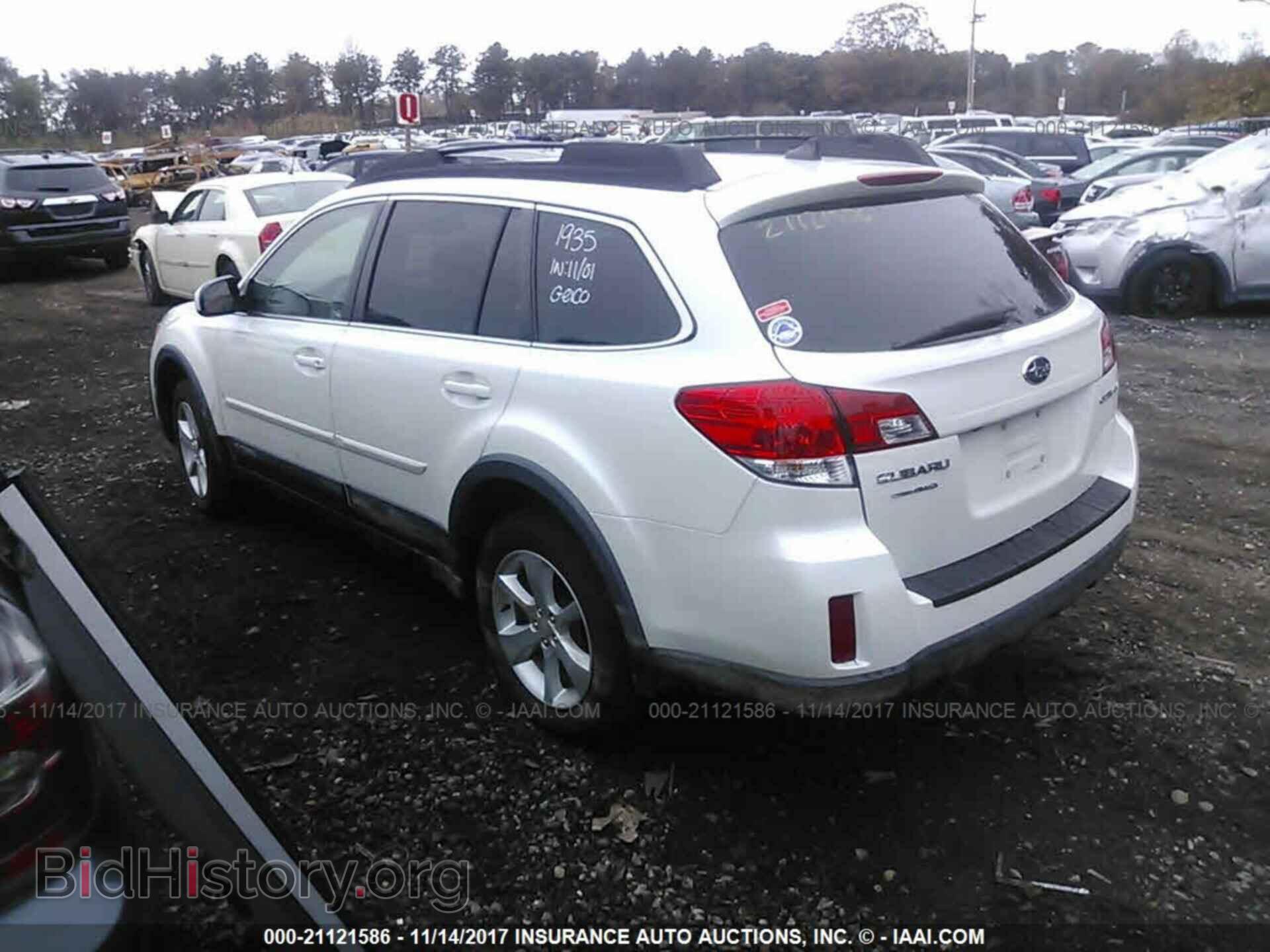 2014 Subaru Outback - VIN: 4S4BRCDC4E3236561 - Photo 3