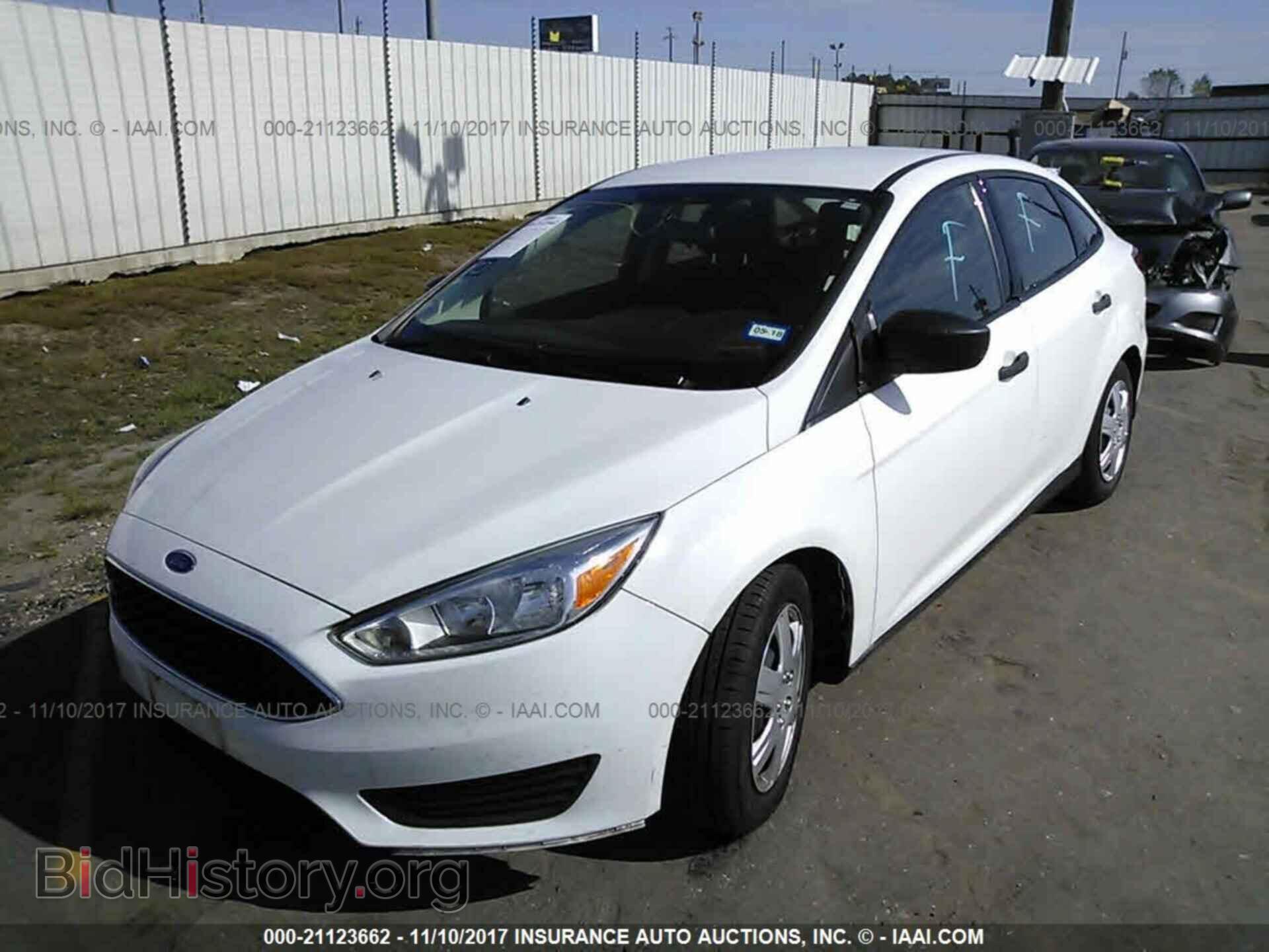 2016 Ford Focus - VIN: 1FADP3E24GL233810 - Photo 2