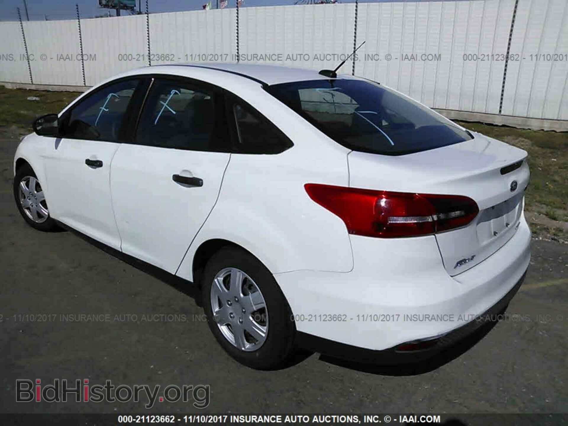 2016 Ford Focus - VIN: 1FADP3E24GL233810 - Photo 3