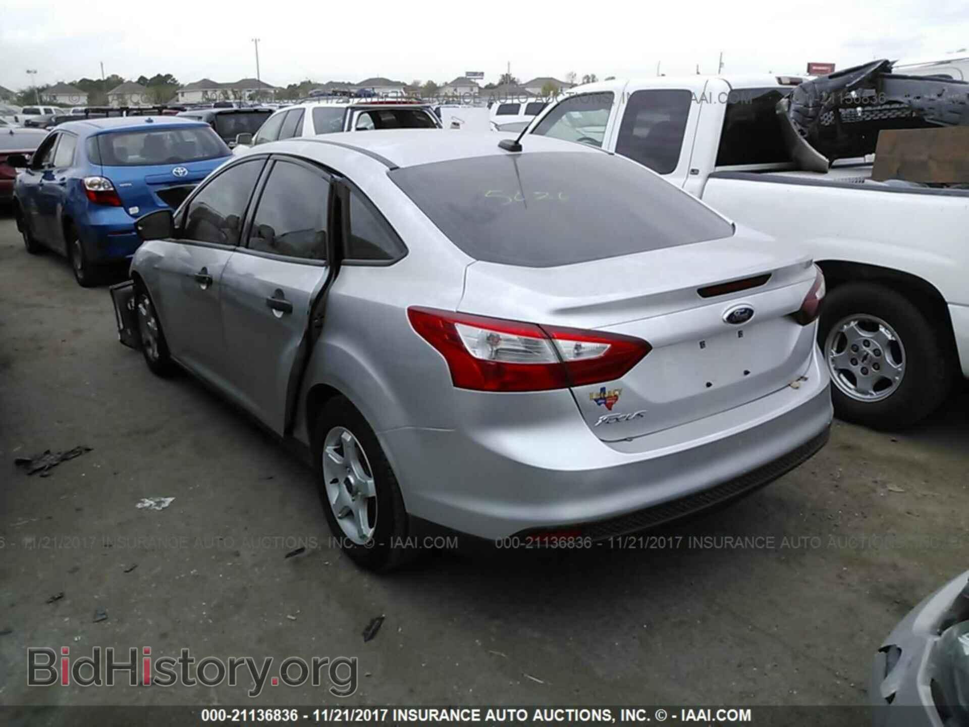 2012 Ford Focus - VIN: 1FAHP3E20CL250258 - Photo 3
