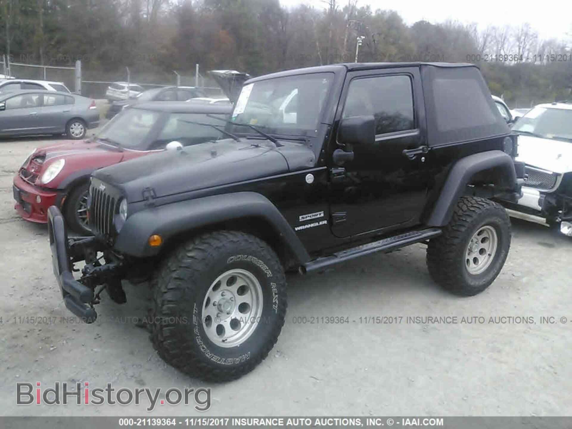 2011 Jeep Wrangler - VIN: 1J4AA2D15BL501994 - Фото 2