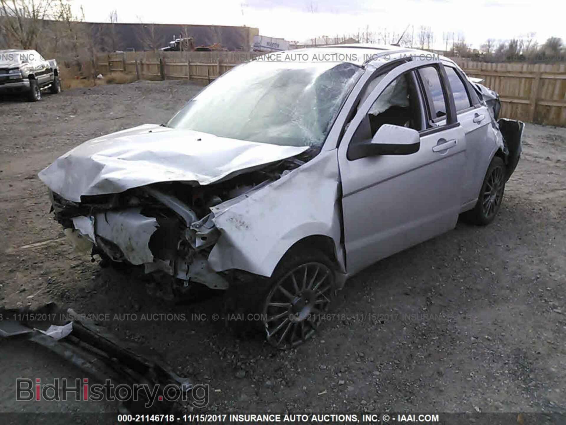 2011 Ford Focus - VIN: 1FAHP3GN2BW136315 - Фото 2