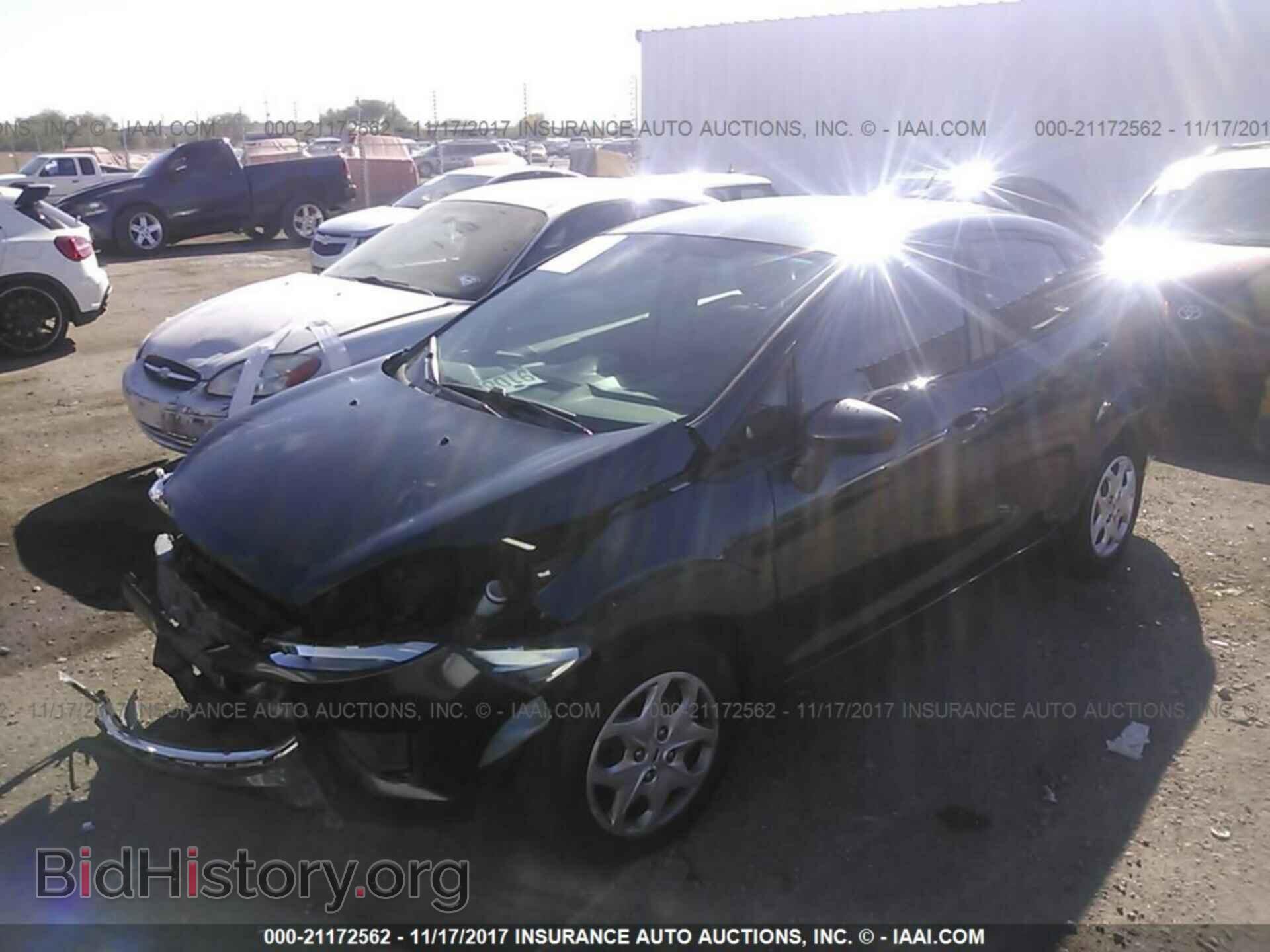 2011 Ford Fiesta - VIN: 3FADP4AJ2BM216871 - Фото 2