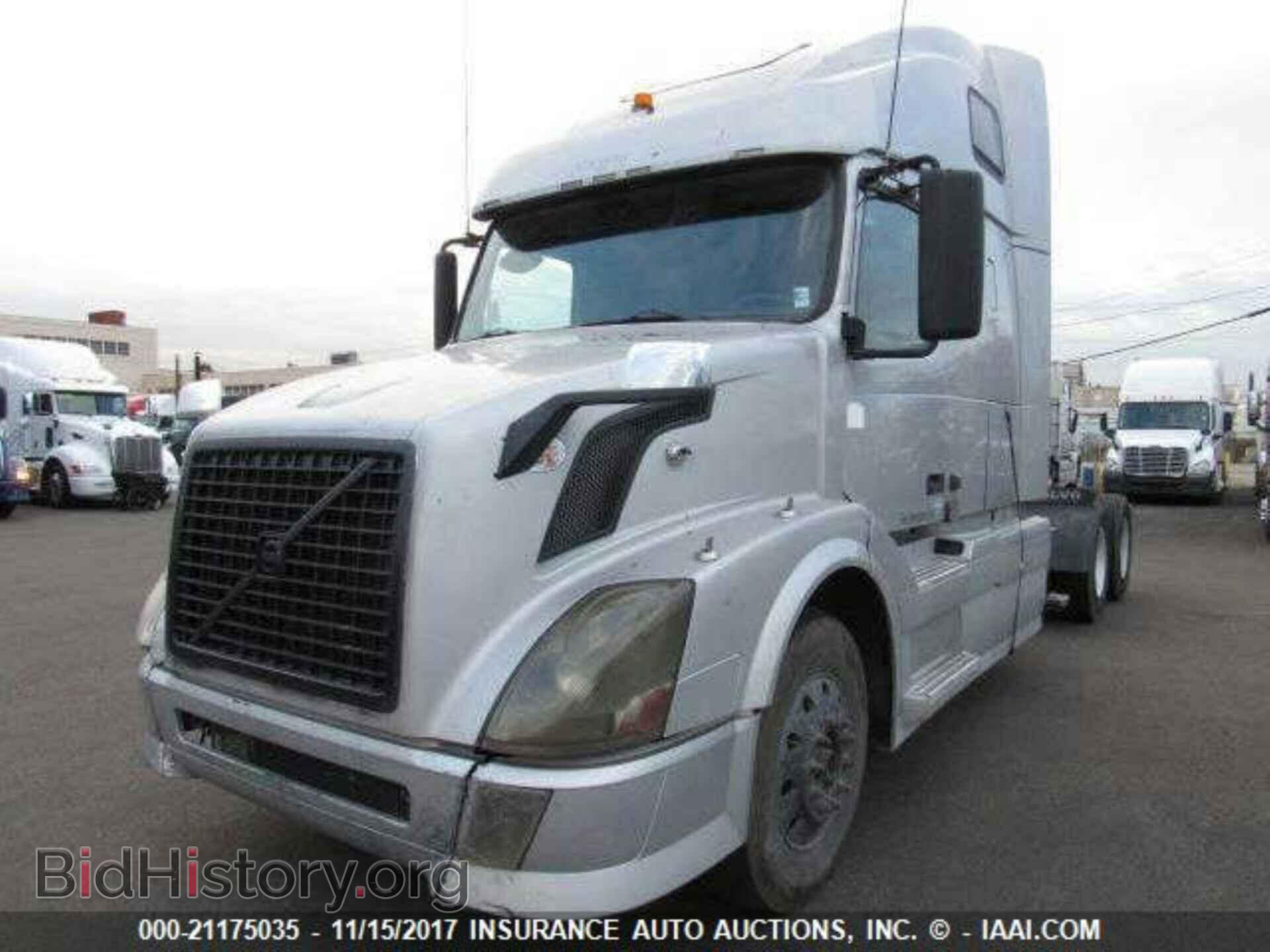 2011 Volvo Vnl - VIN: 4V4NC9TK3BN294891 - Фото 2