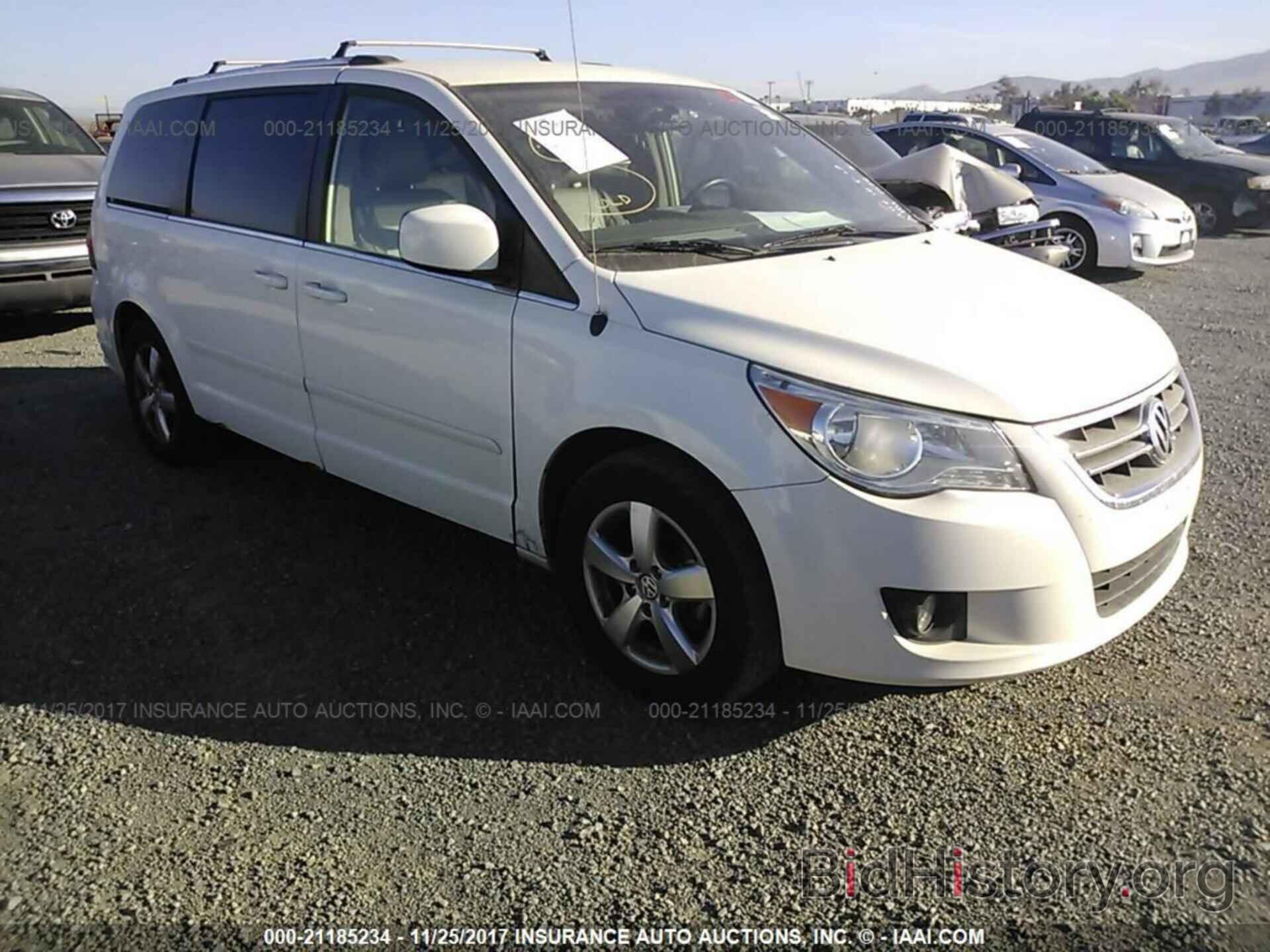 Photo 2V4RW3DG4BR740261 - Volkswagen Routan 2011