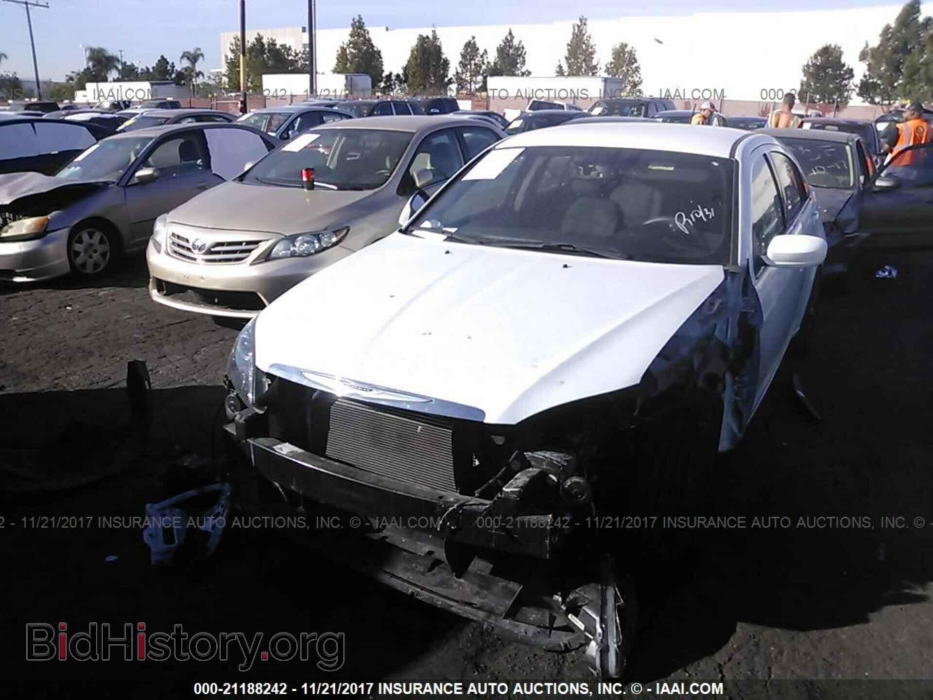 2013 Chrysler 200 - VIN: 1C3CCBBB0DN584783 - Photo 2