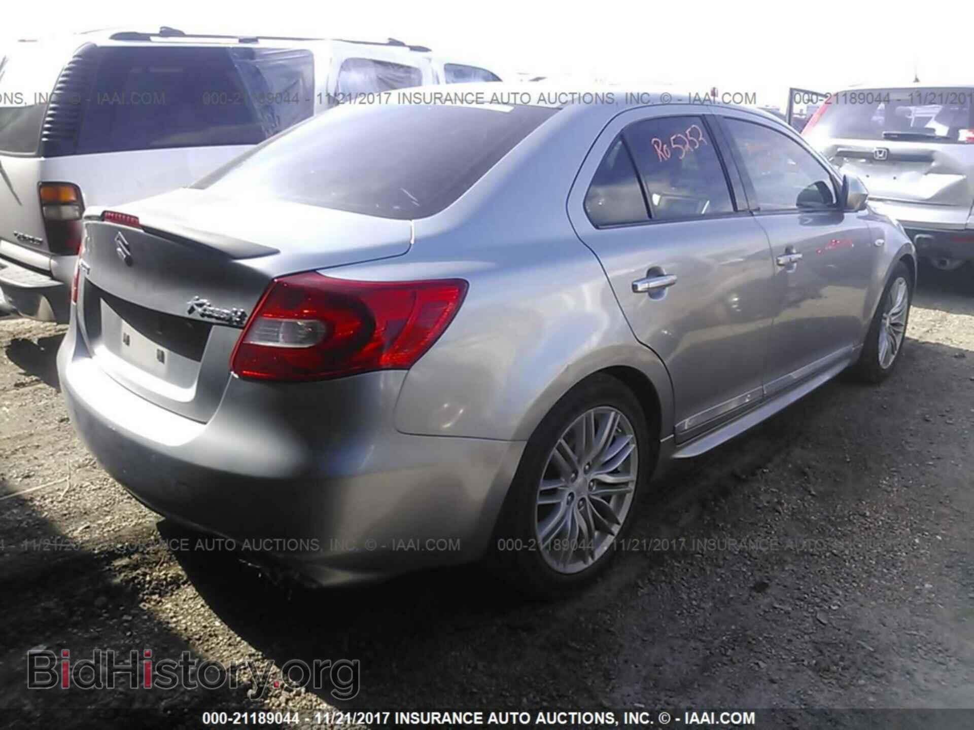2011 Suzuki Kizashi - VIN: JS2RE9A89B6110228 - Photo 4