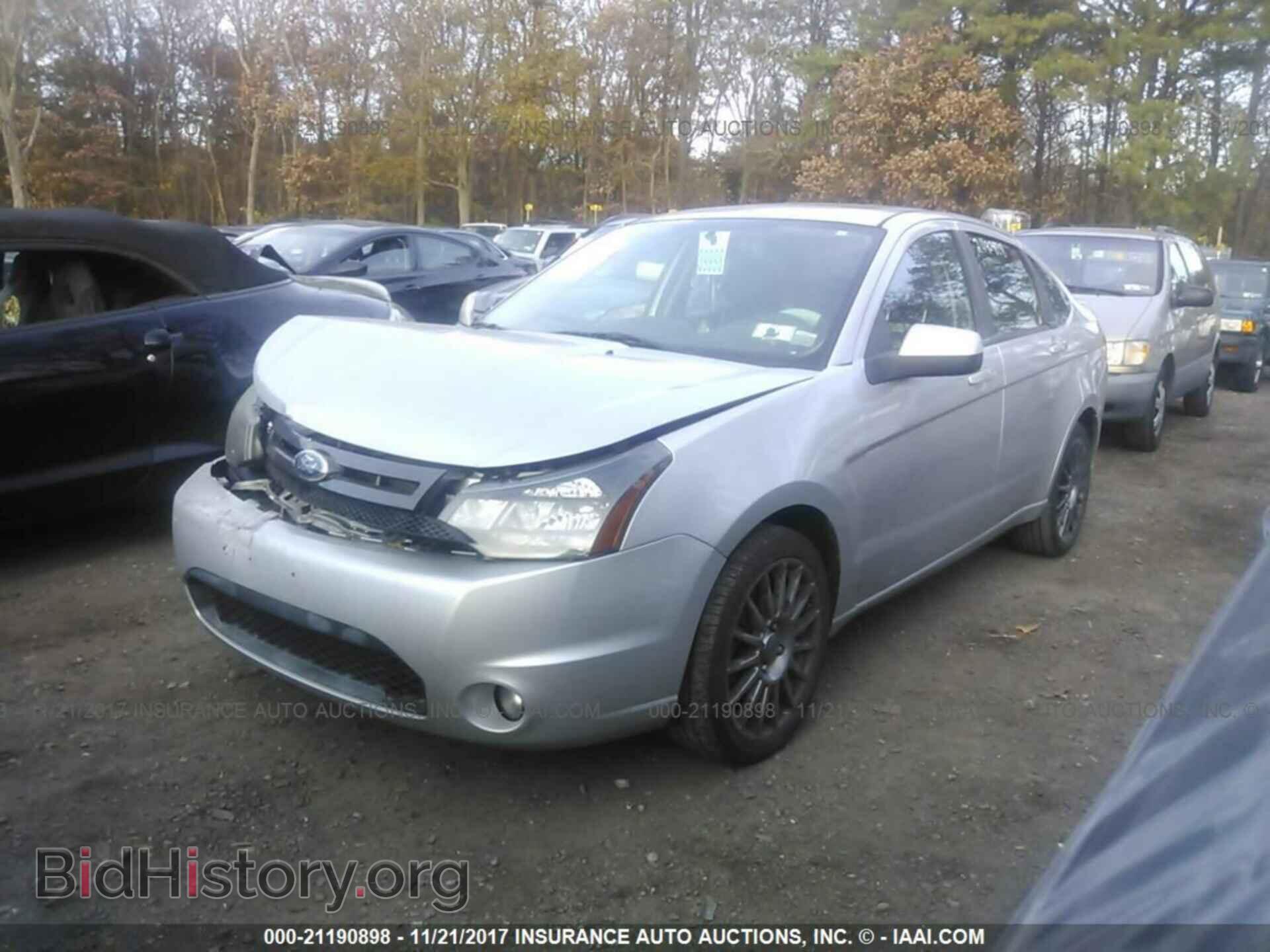 2011 Ford Focus - VIN: 1FAHP3GN9BW139745 - Фото 2