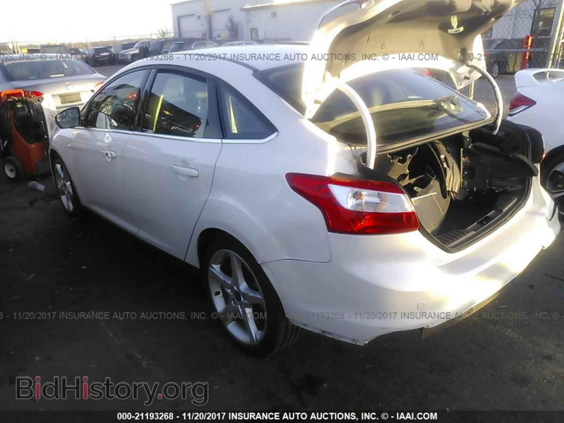 2012 Ford Focus - VIN: 1FAHP3J28CL300202 - Photo 3
