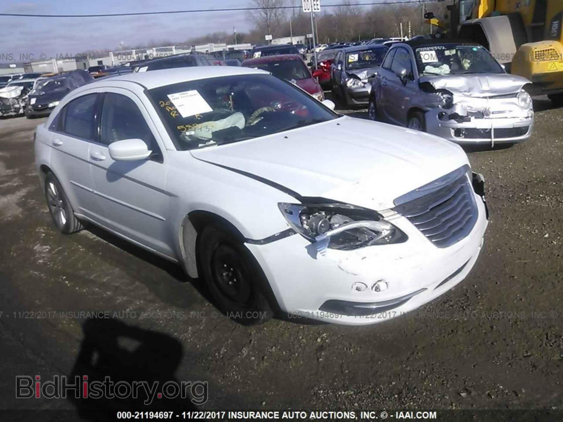 Photo 1C3BC1FB3BN589439 - Chrysler 200 2011