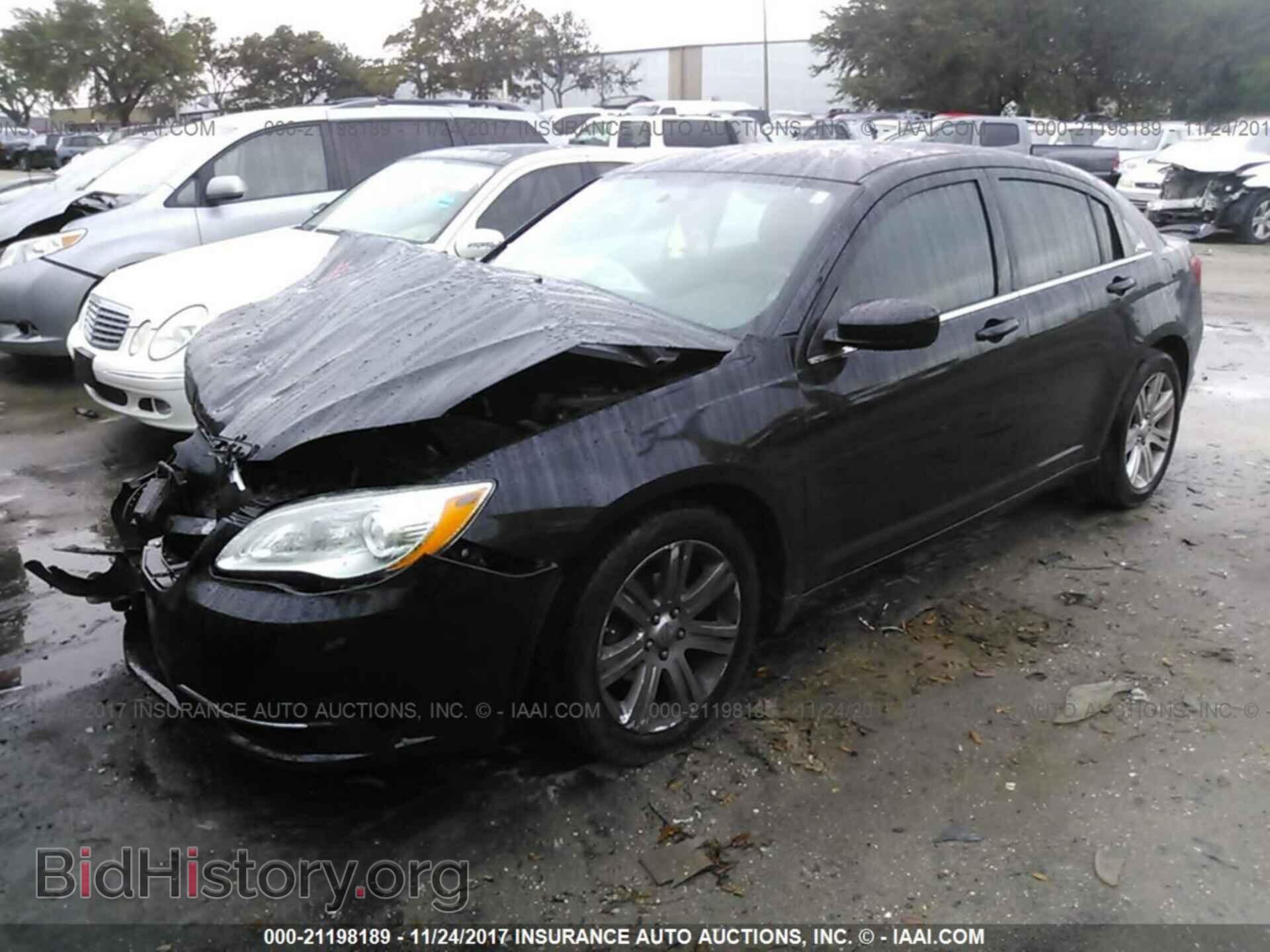 2013 Chrysler 200 - VIN: 1C3CCBAB2DN685907 - Фото 2