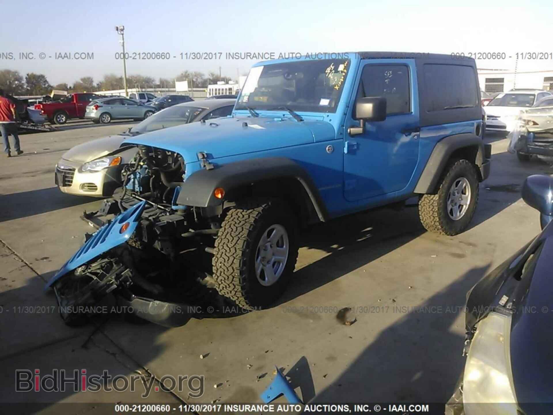 2011 Jeep Wrangler - VIN: 1J4AA2D10BL588378 - Фото 2