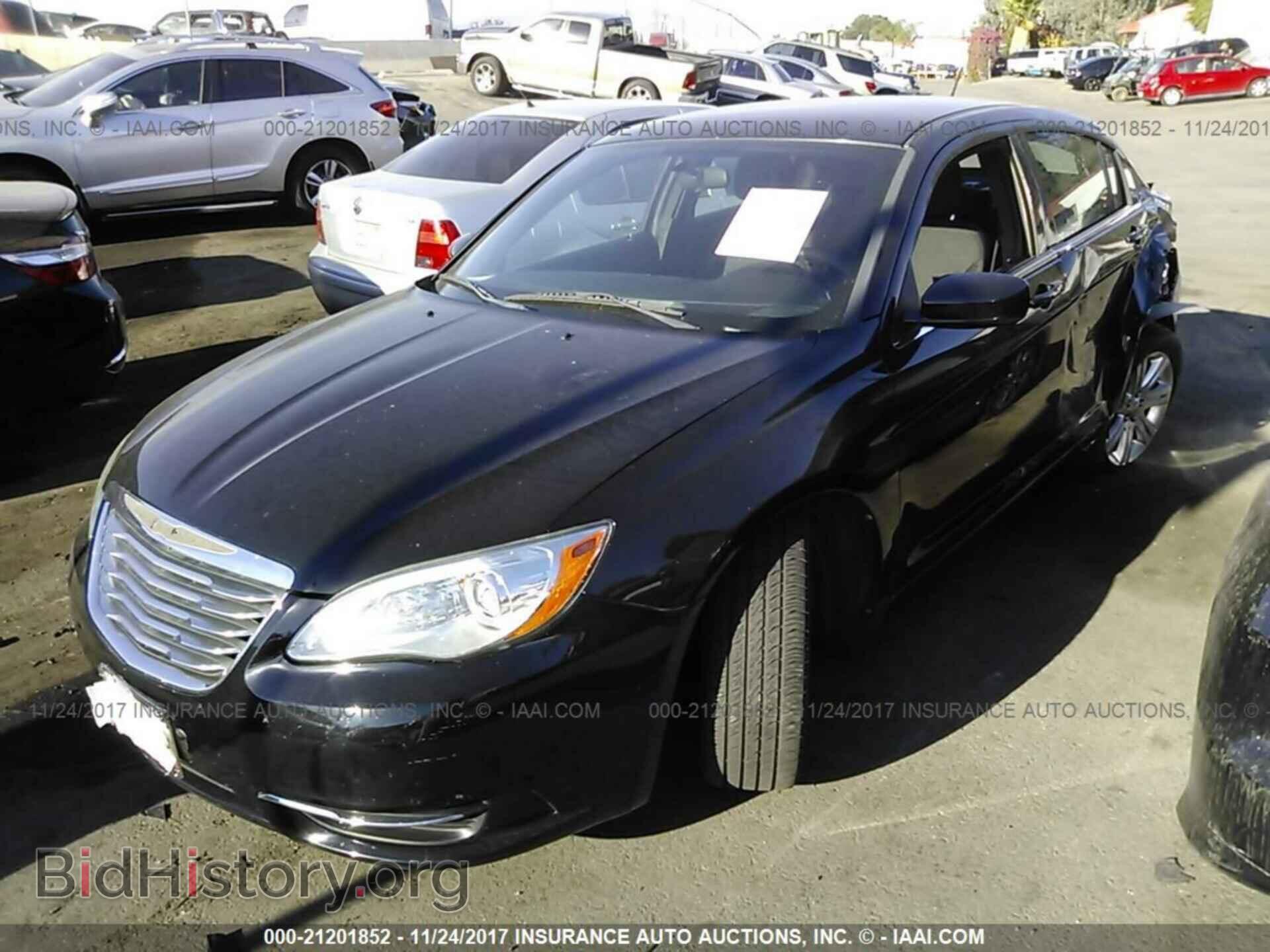 2013 Chrysler 200 - VIN: 1C3CCBAB1DN670301 - Фото 2