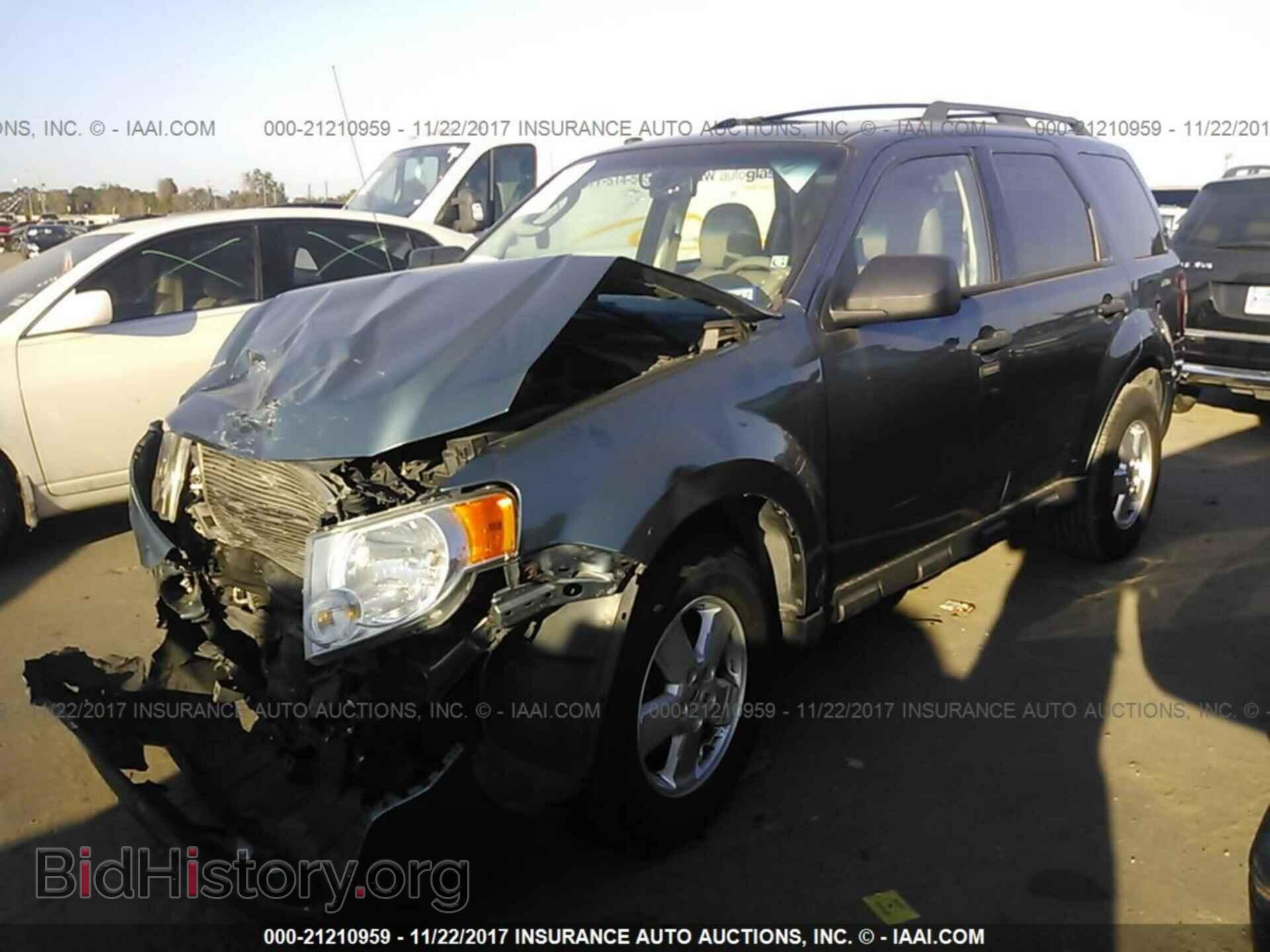 2011 Ford Escape - VIN: 1FMCU0DG0BKA60565 - Photo 2