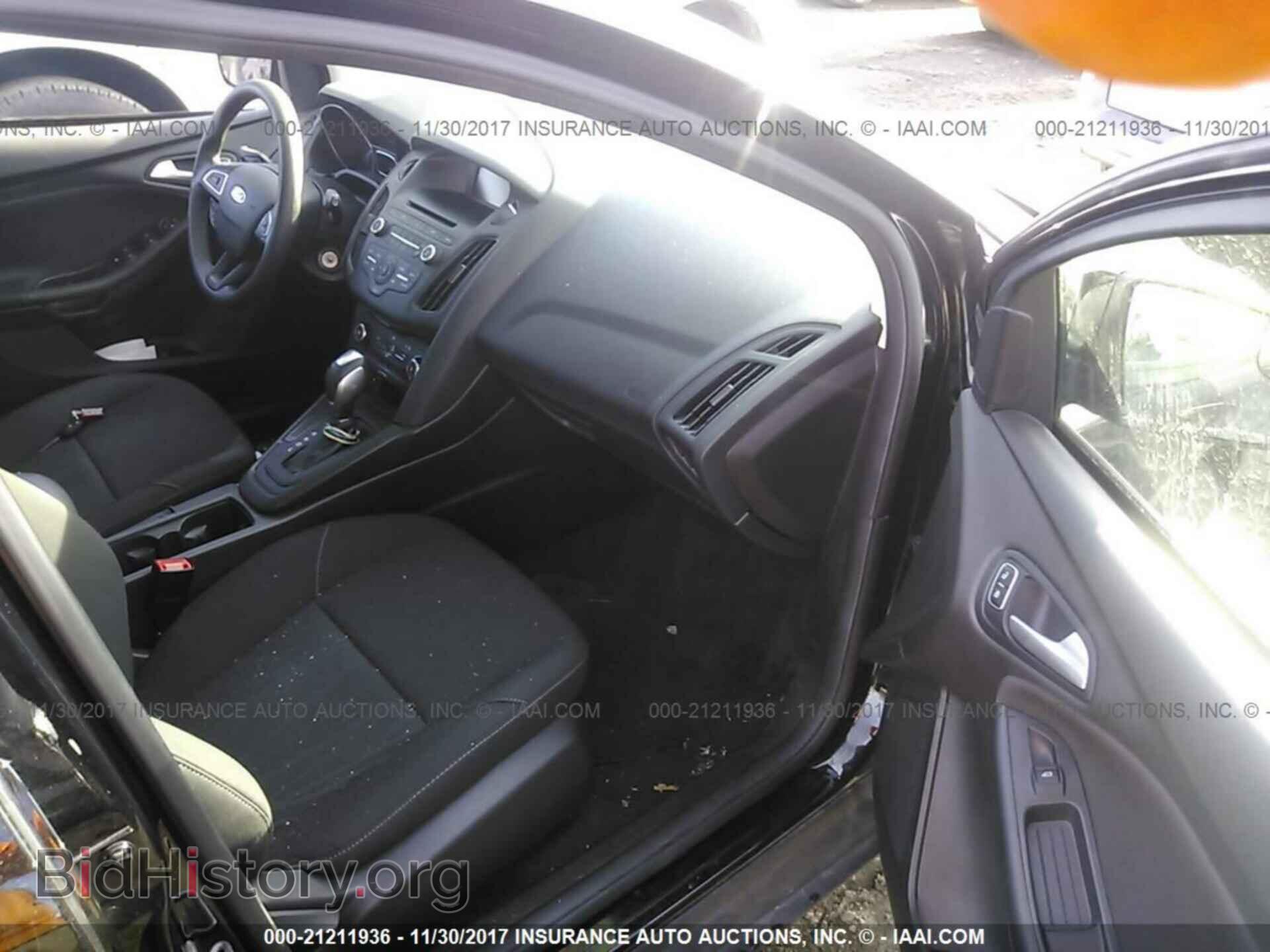 2016 Ford Focus - VIN: 1FADP3K23GL300403 - Photo 5